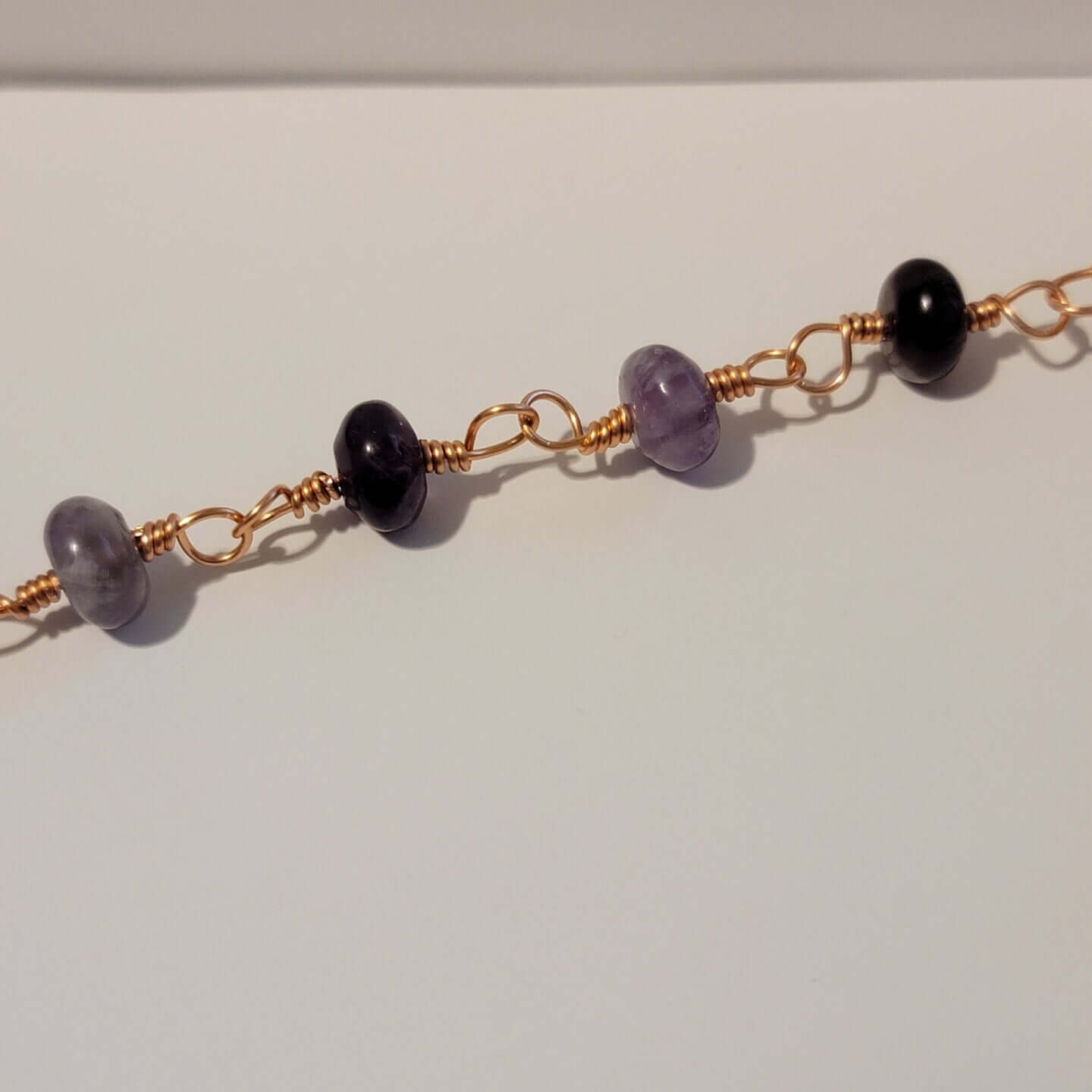 Bracelet en améthyste et cuivre fait main – Pierres précieuses violettes serties de fil de cuivre