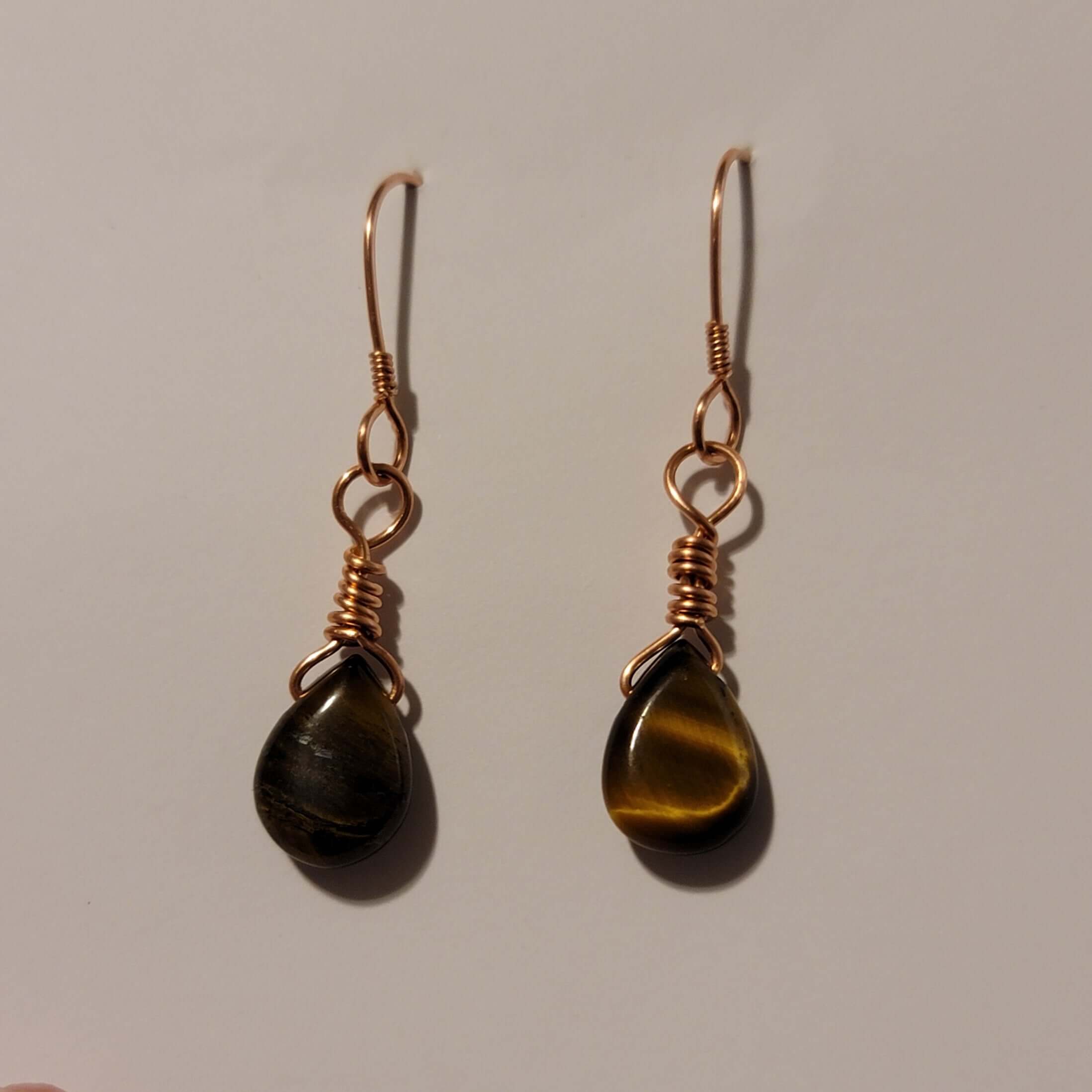 Boucles d'oreilles pendantes œil de tigre en cuivre faites à la main en forme de goutte