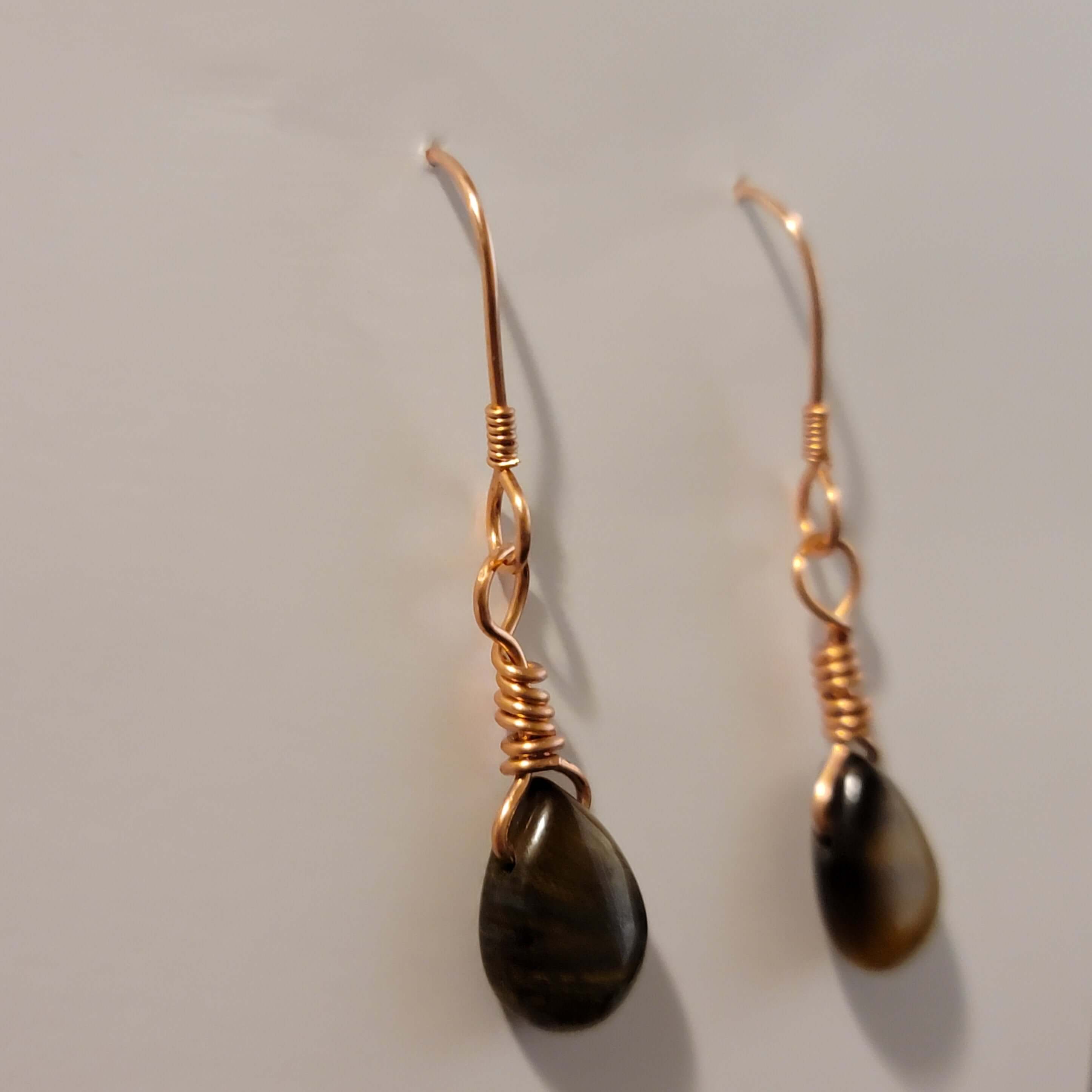 Boucles d'oreilles pendantes œil de tigre en cuivre faites à la main en forme de goutte