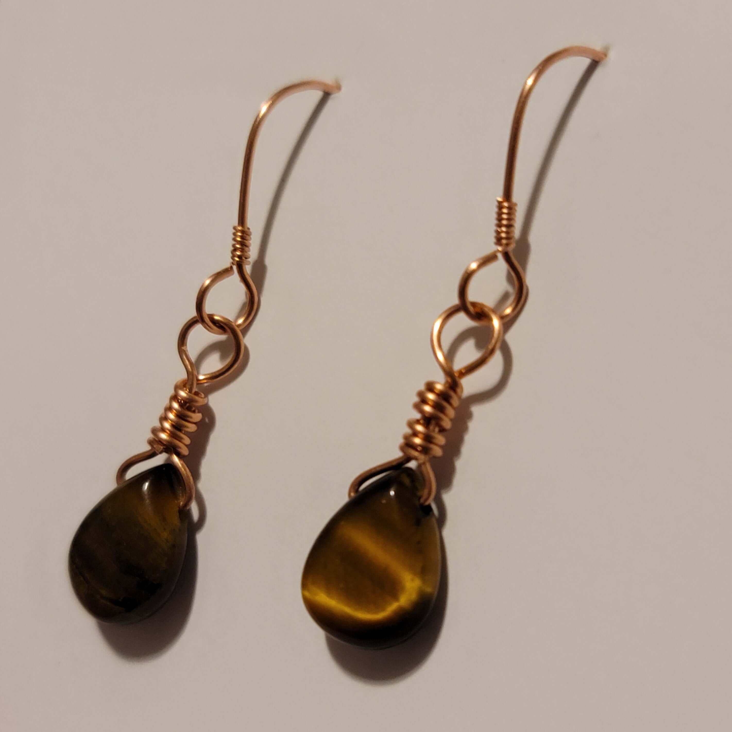 Boucles d'oreilles pendantes œil de tigre en cuivre faites à la main en forme de goutte