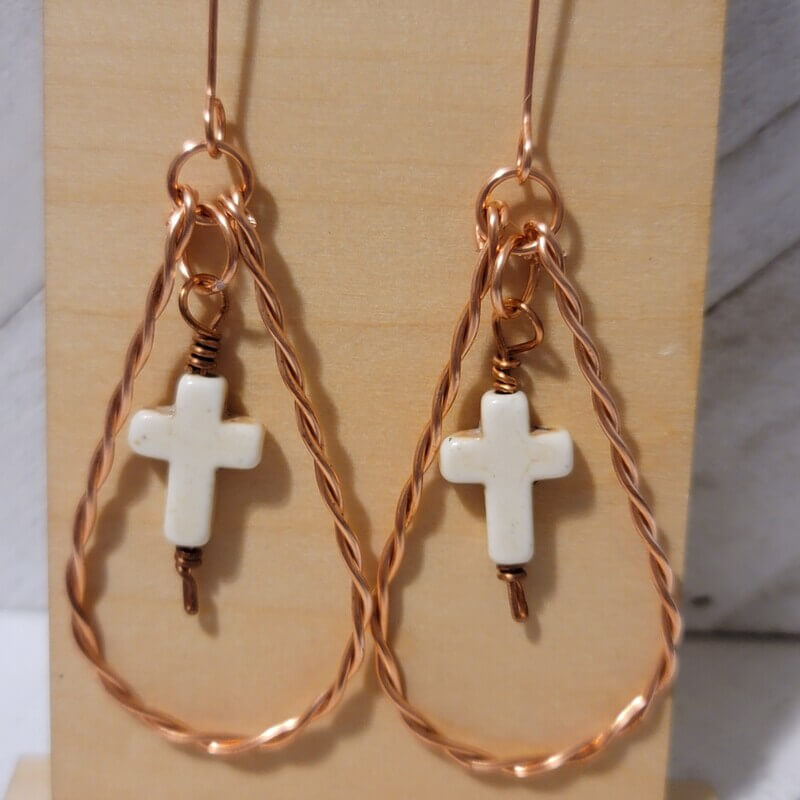 Handgefertigte kupferfarbene Ohrringe in Tropfenform mit weißem Kreuz-Charm – Glaubensschmuck