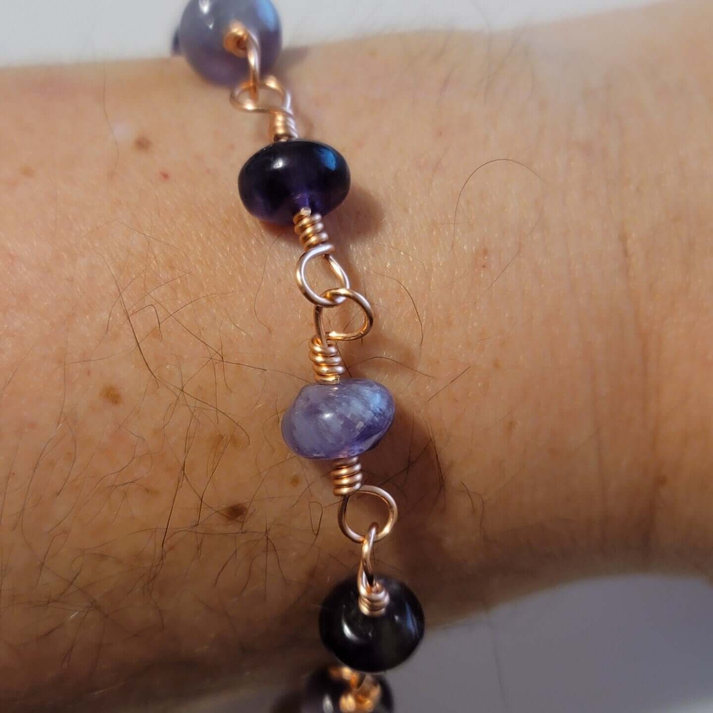 Bracelet en améthyste et cuivre fait main – Pierres précieuses violettes serties de fil de cuivre