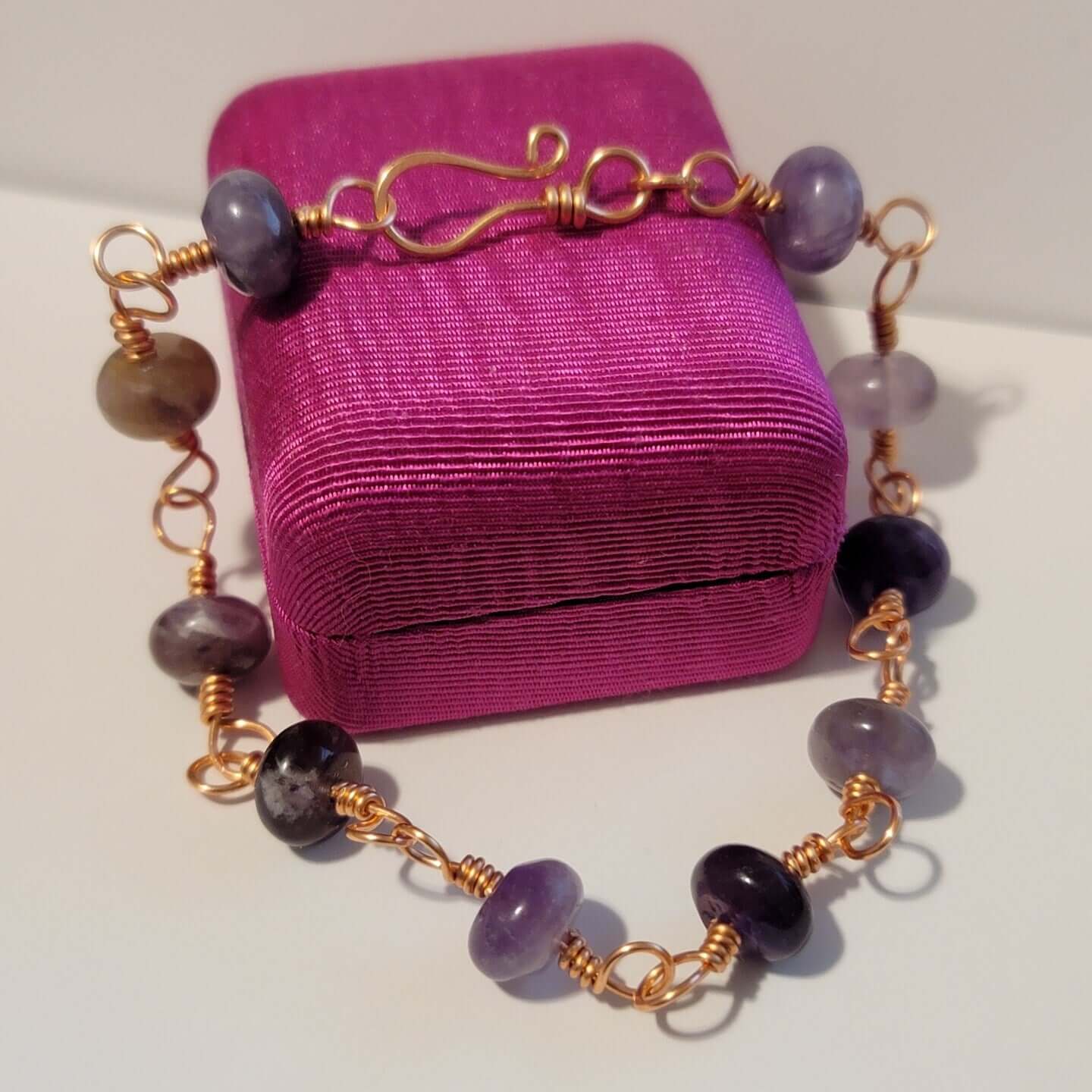 Bracelet en améthyste et cuivre fait main – Pierres précieuses violettes serties de fil de cuivre