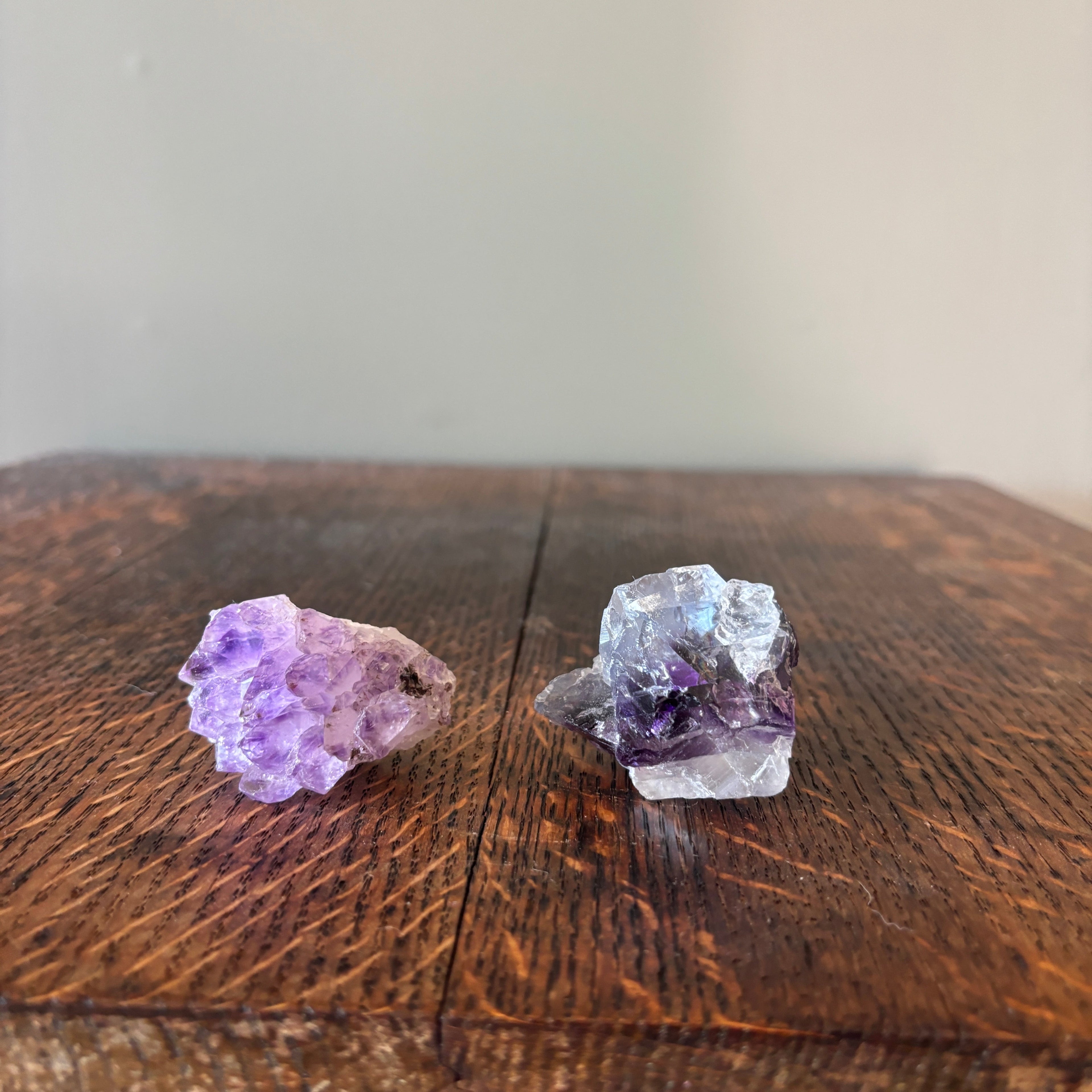 Kronenchakra-Cluster-Paar: Lila Amethyst & Fluorit Kristalle
