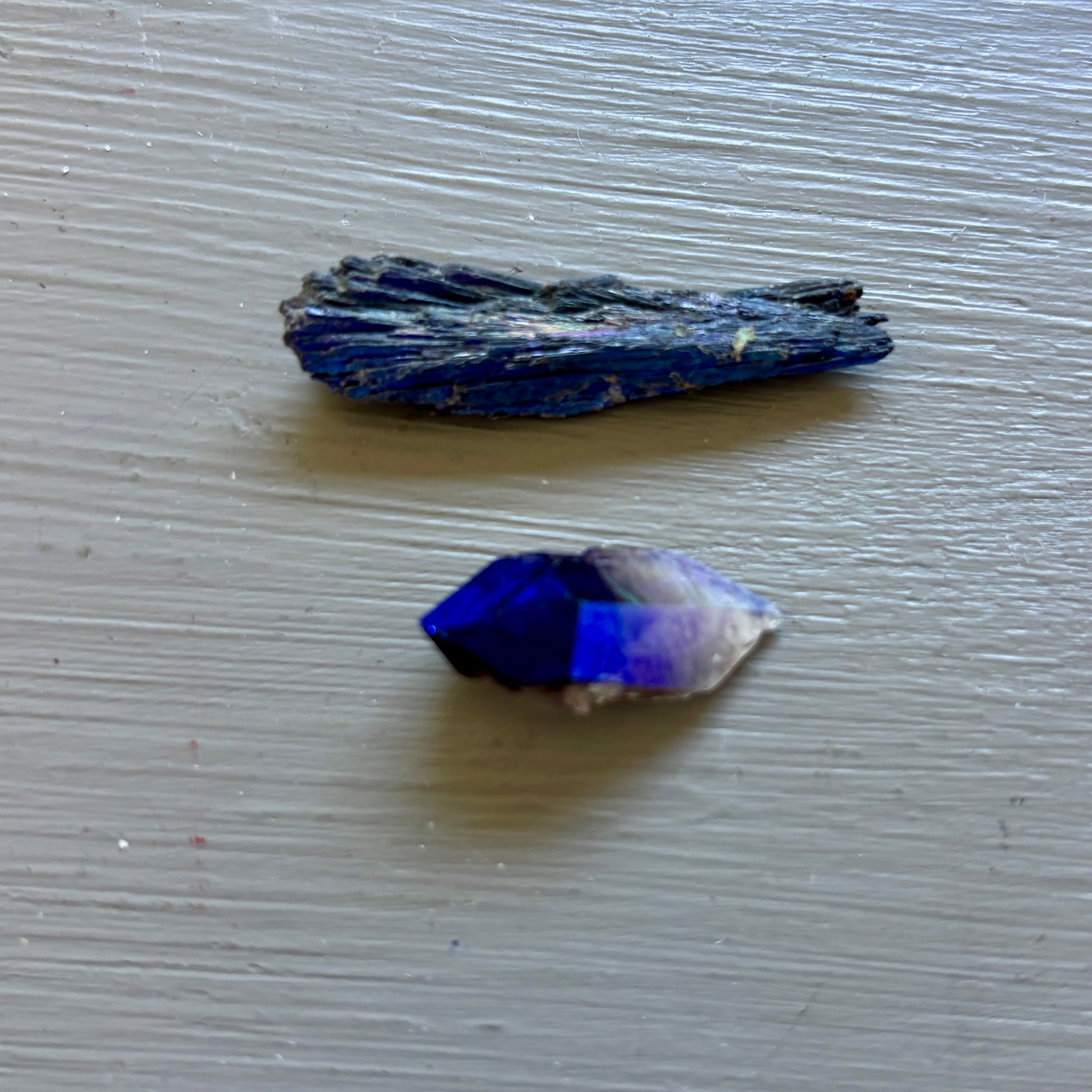 Hals-Chakra-Set aus 10 blauen Apatit-, Calcit-, Kyanit- und Quarzsteinen