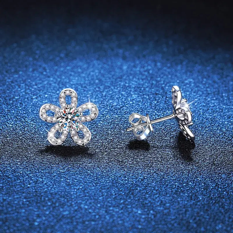 Boucles d'oreilles clous en argent sterling 925 avec moissanite 0,5 ct x2 motif fleur à cinq pétales