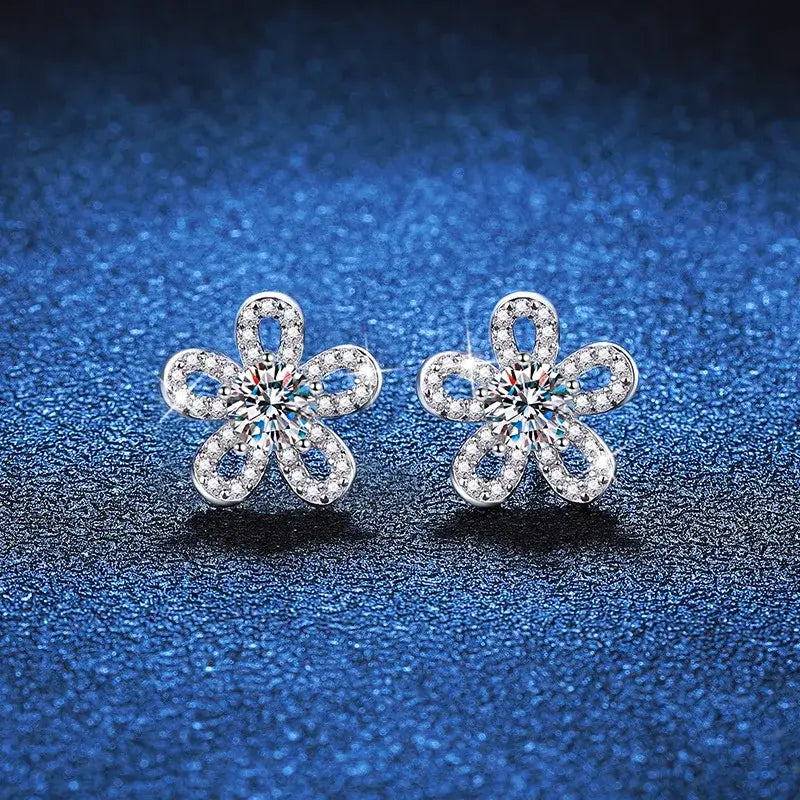 Boucles d'oreilles clous en argent sterling 925 avec moissanite 0,5 ct x2 motif fleur à cinq pétales