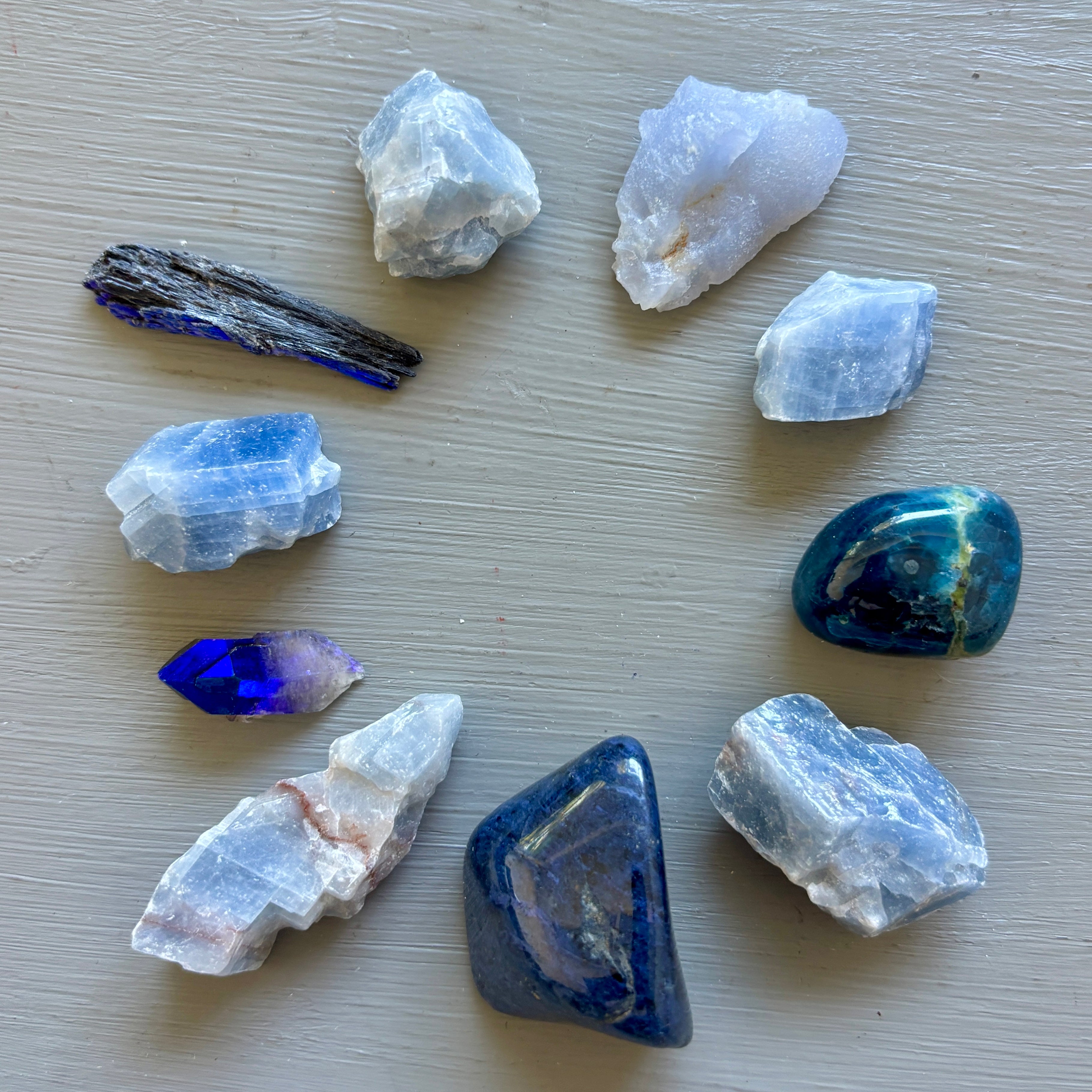 Hals-Chakra-Set aus 10 blauen Apatit-, Calcit-, Kyanit- und Quarzsteinen