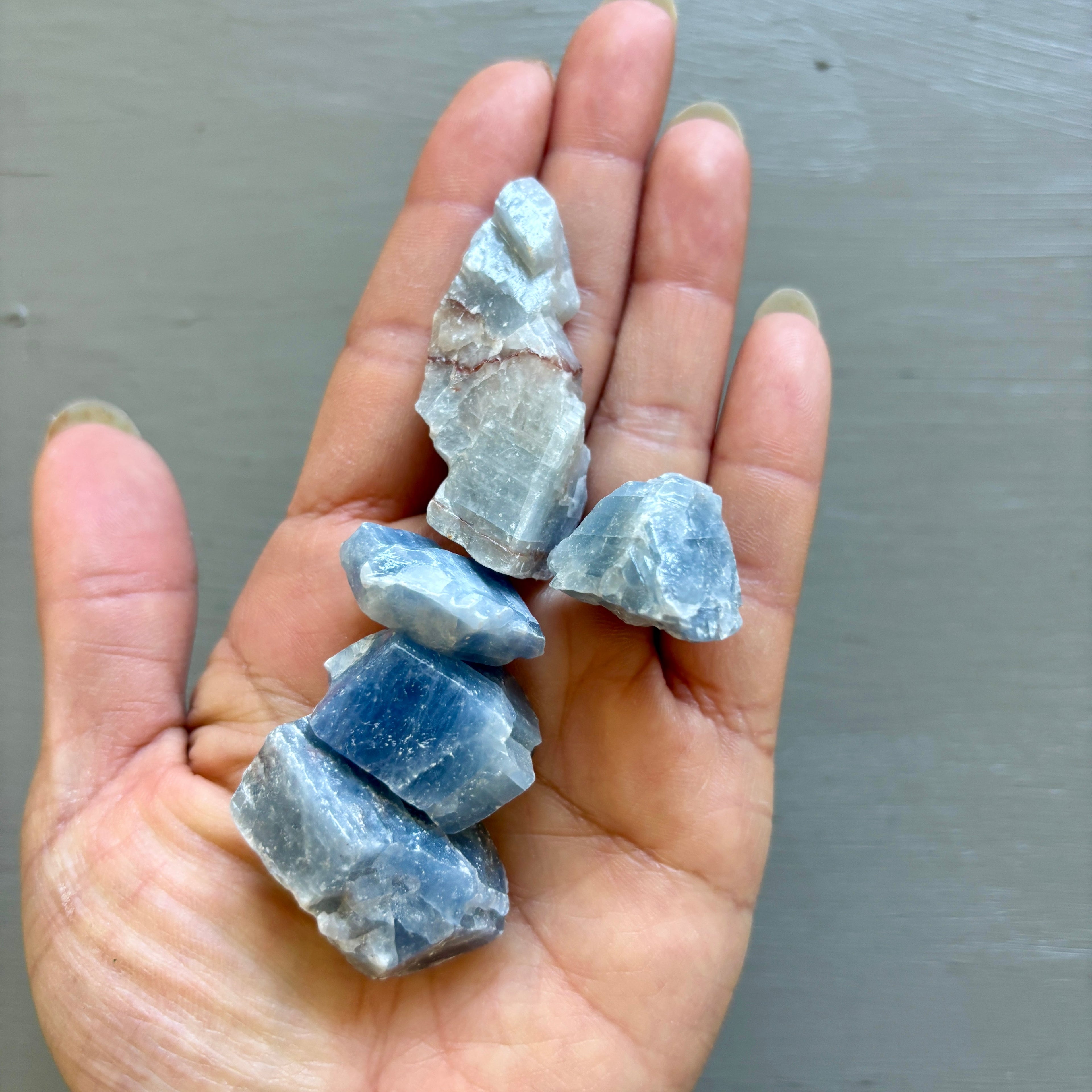 Hals-Chakra-Set aus 10 blauen Apatit-, Calcit-, Kyanit- und Quarzsteinen