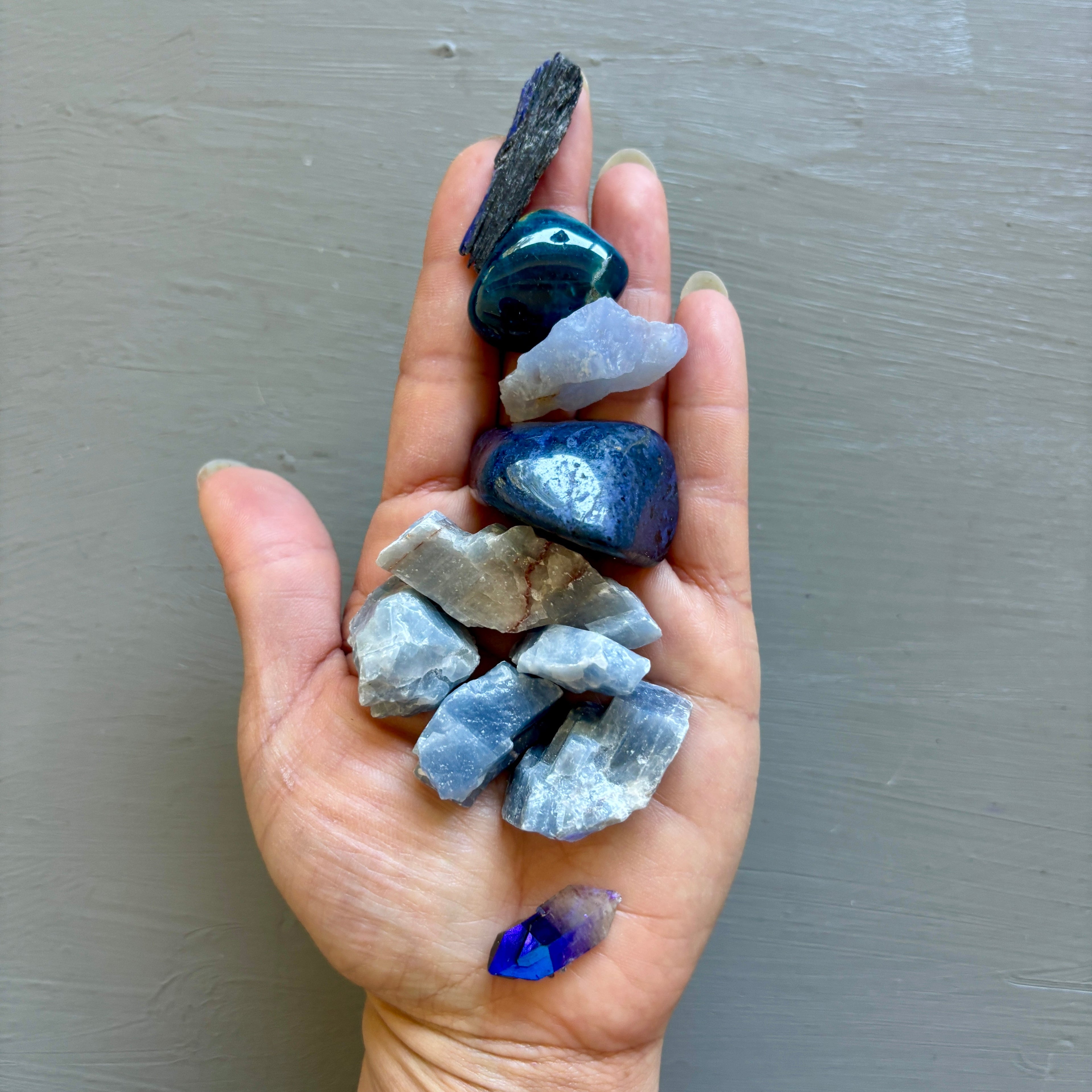 Hals-Chakra-Set aus 10 blauen Apatit-, Calcit-, Kyanit- und Quarzsteinen