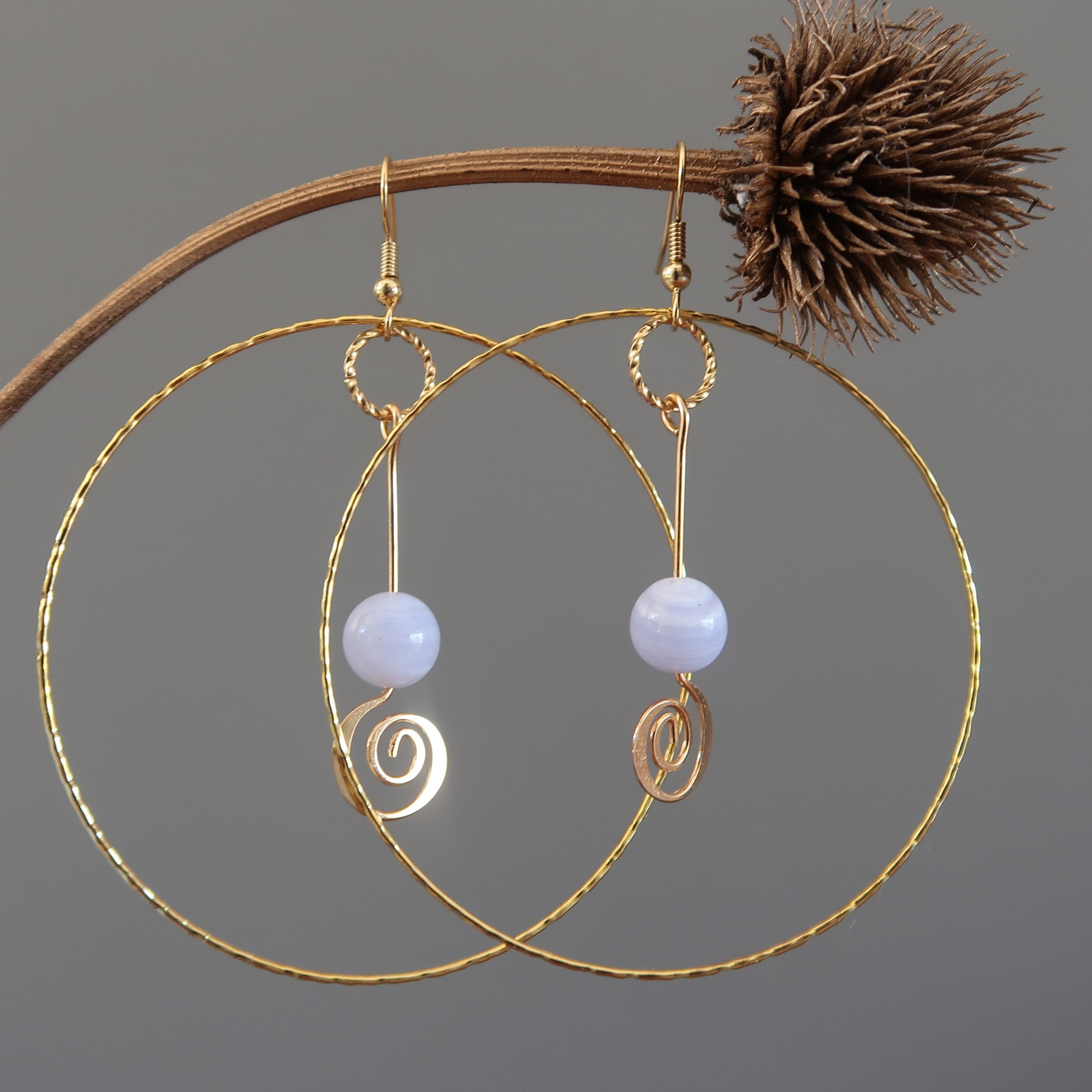 Boucles d'oreilles créoles Agate bleue dentelle Sérénité Or