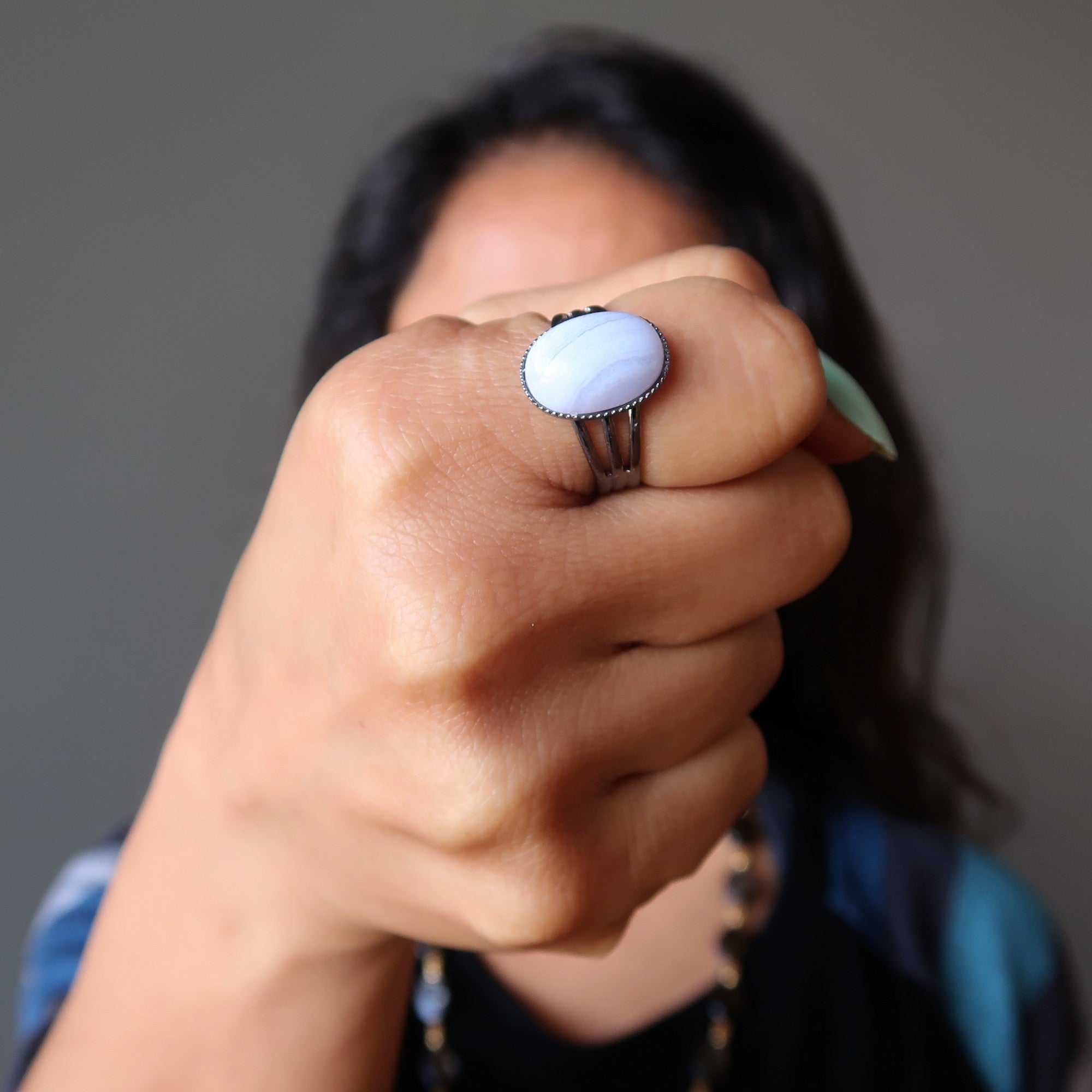 Bague en agate dentelle bleue, en métal canon de fusil, réglable