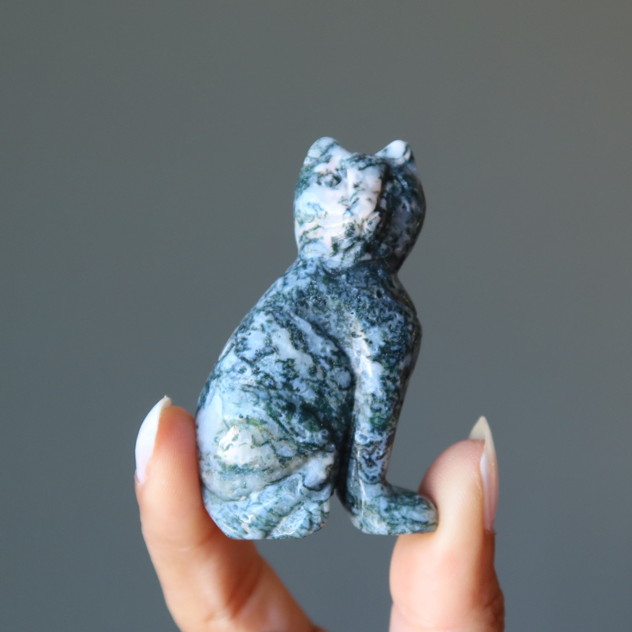 Figurine de chat gardien de la forêt verte en agate mousse