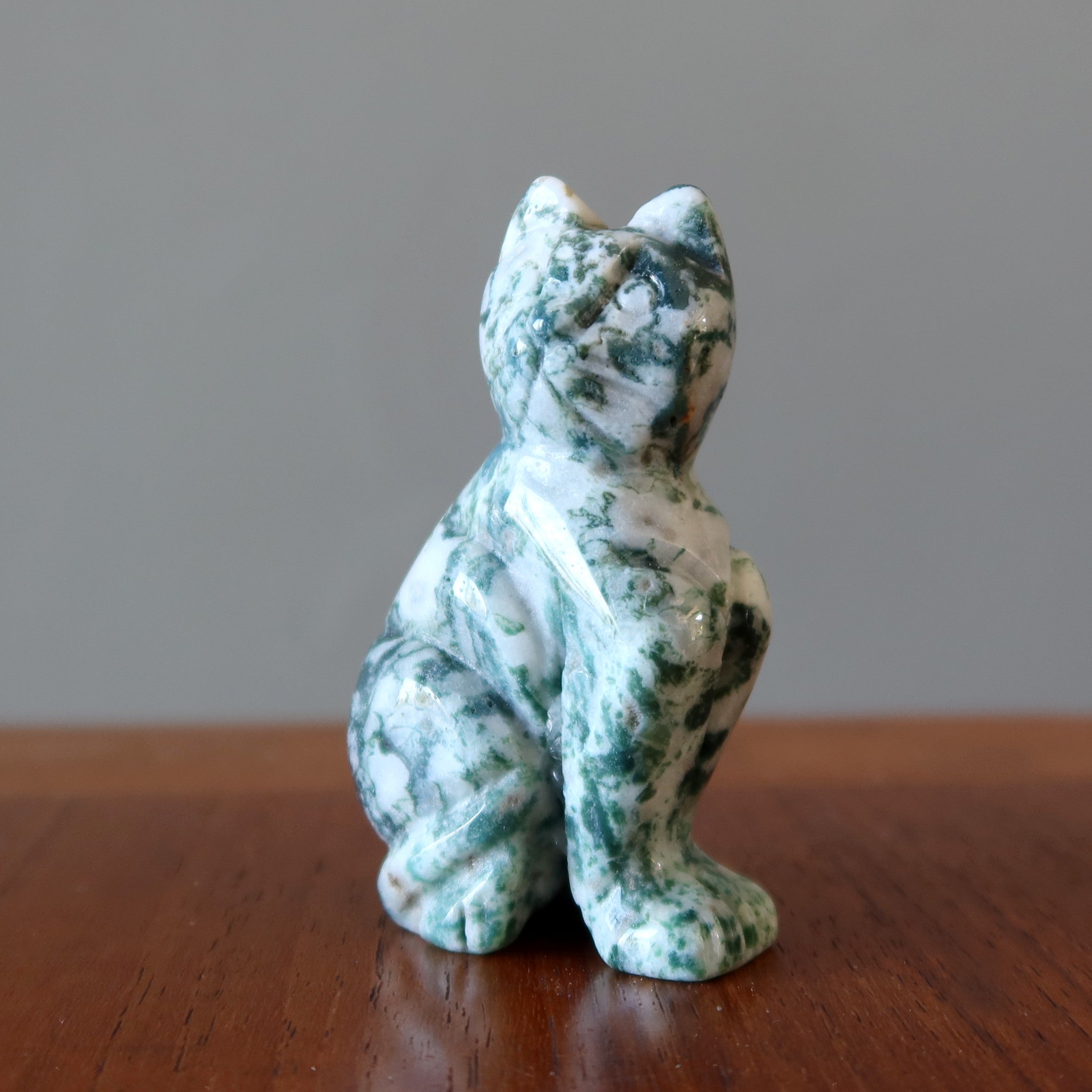 Figurine de chat gardien de la forêt verte en agate mousse