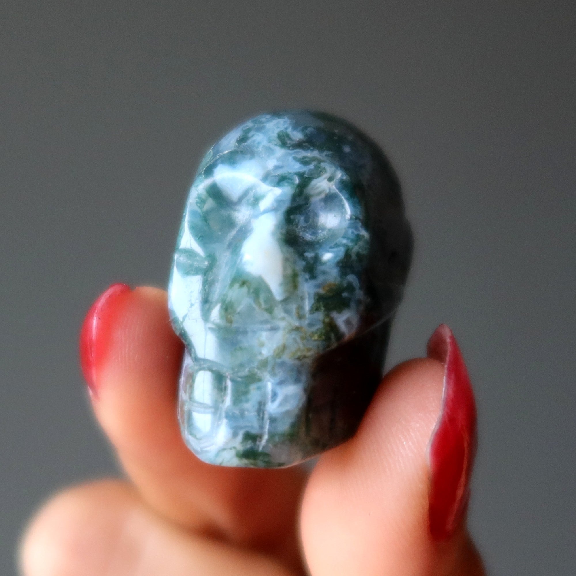 Perle de cristal vert relique tête de mort en agate mousse