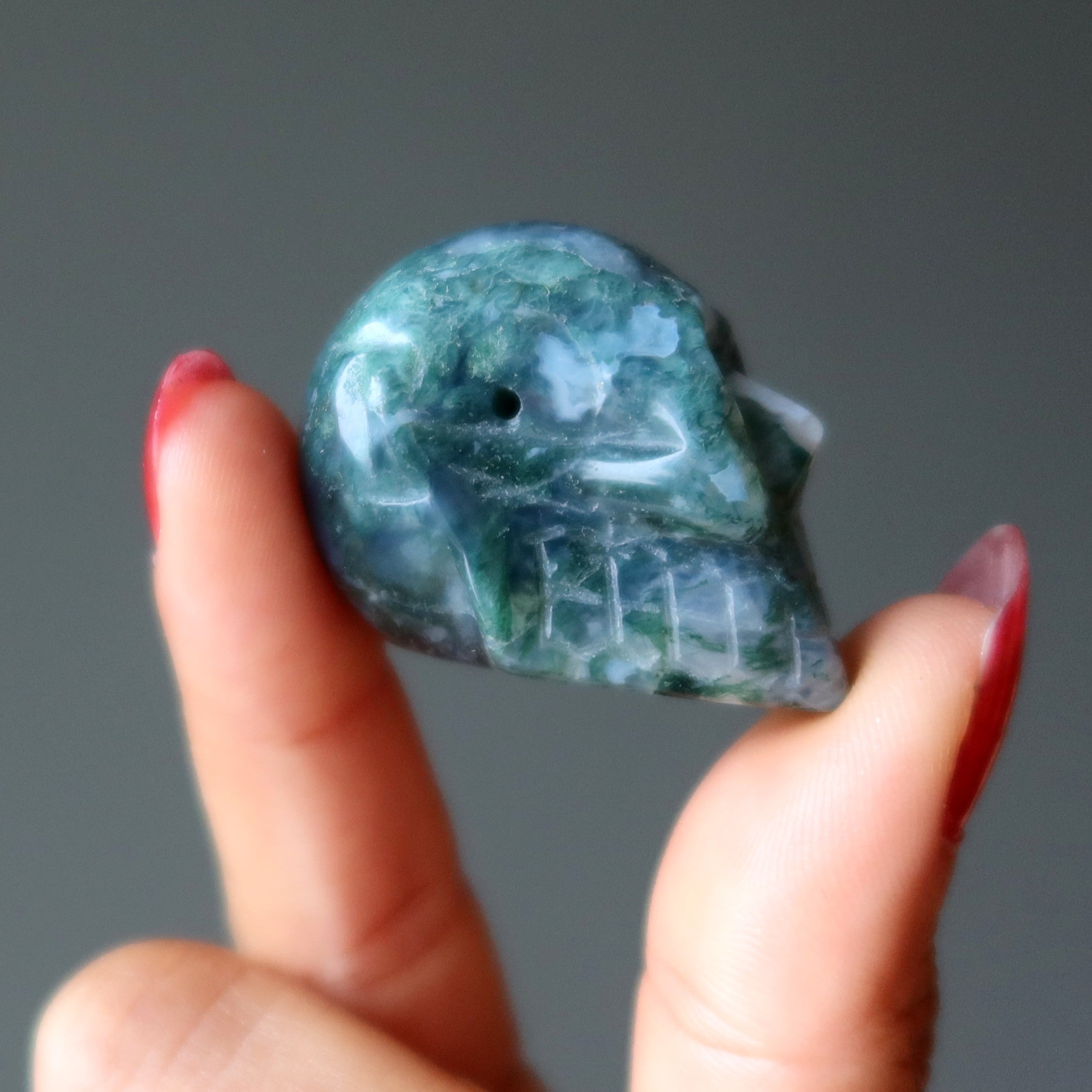 Perle de cristal vert relique tête de mort en agate mousse