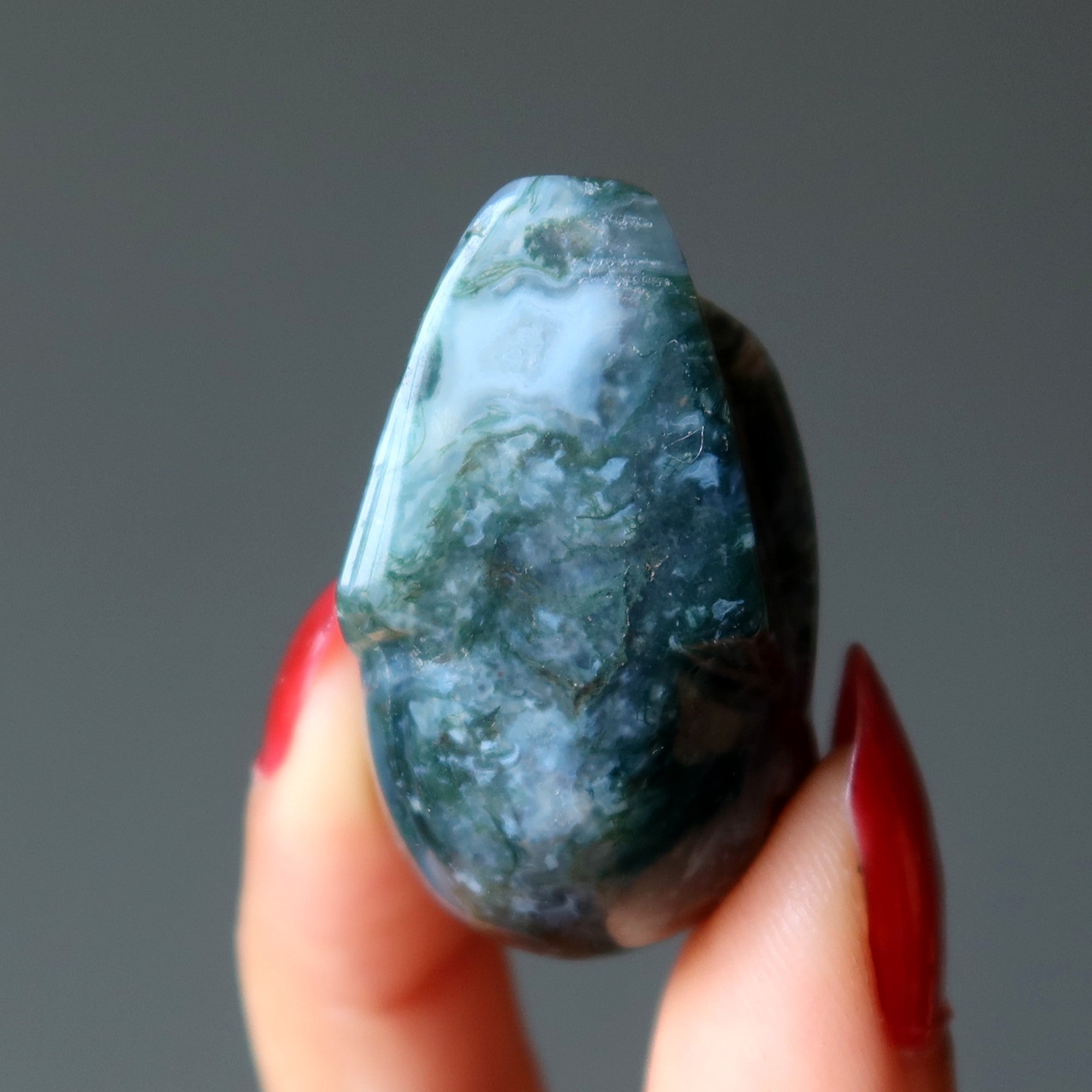 Perle de cristal vert relique tête de mort en agate mousse