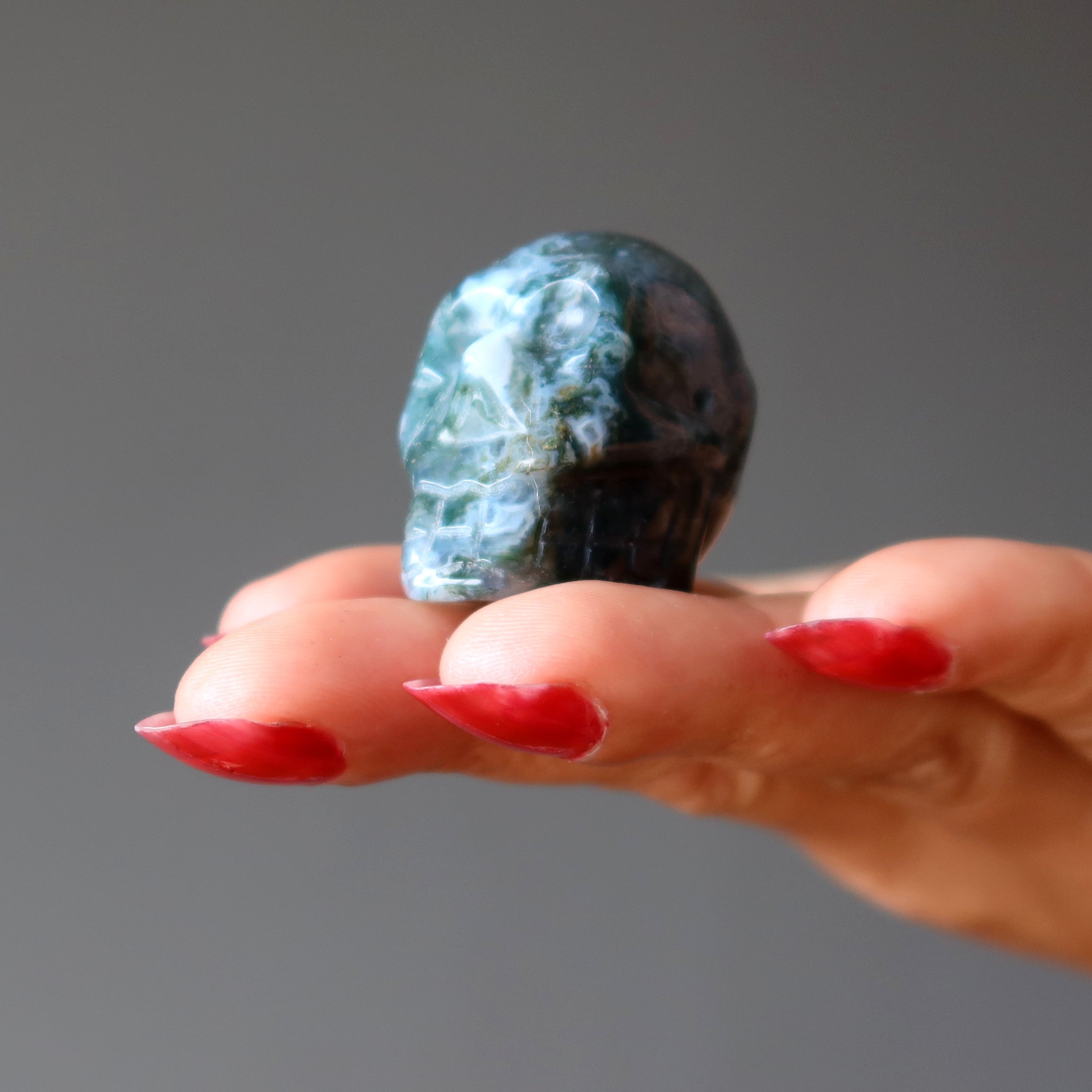 Perle de cristal vert relique tête de mort en agate mousse