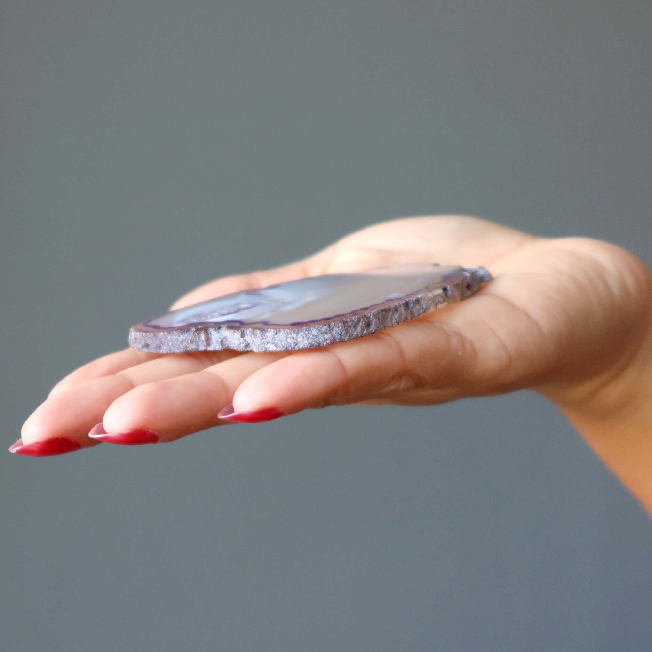 Dalle de cristal en agate violette pour la guérison spirituelle