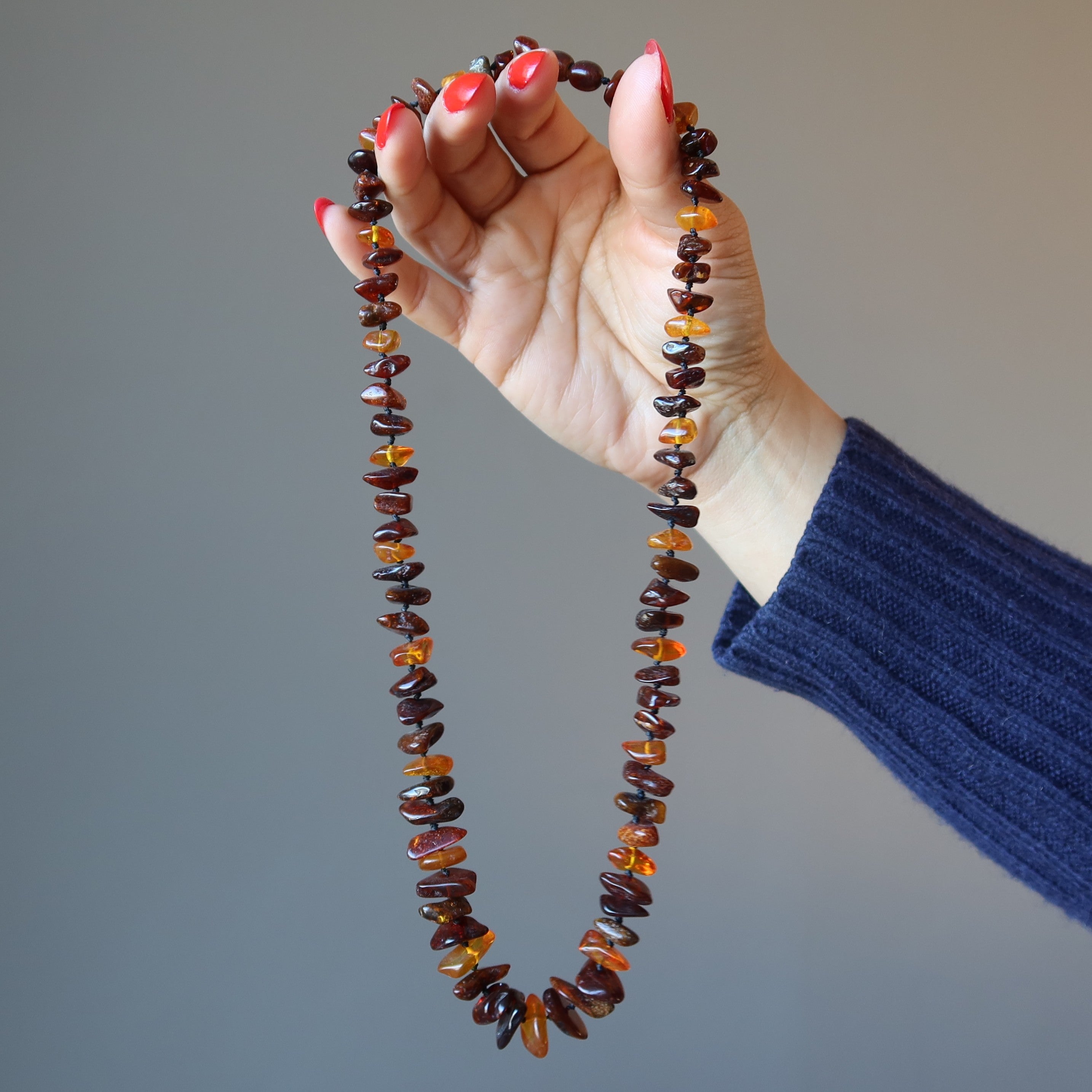 Collier d'ambre rouge chaud, mélangé, noué, gemme de la Baltique