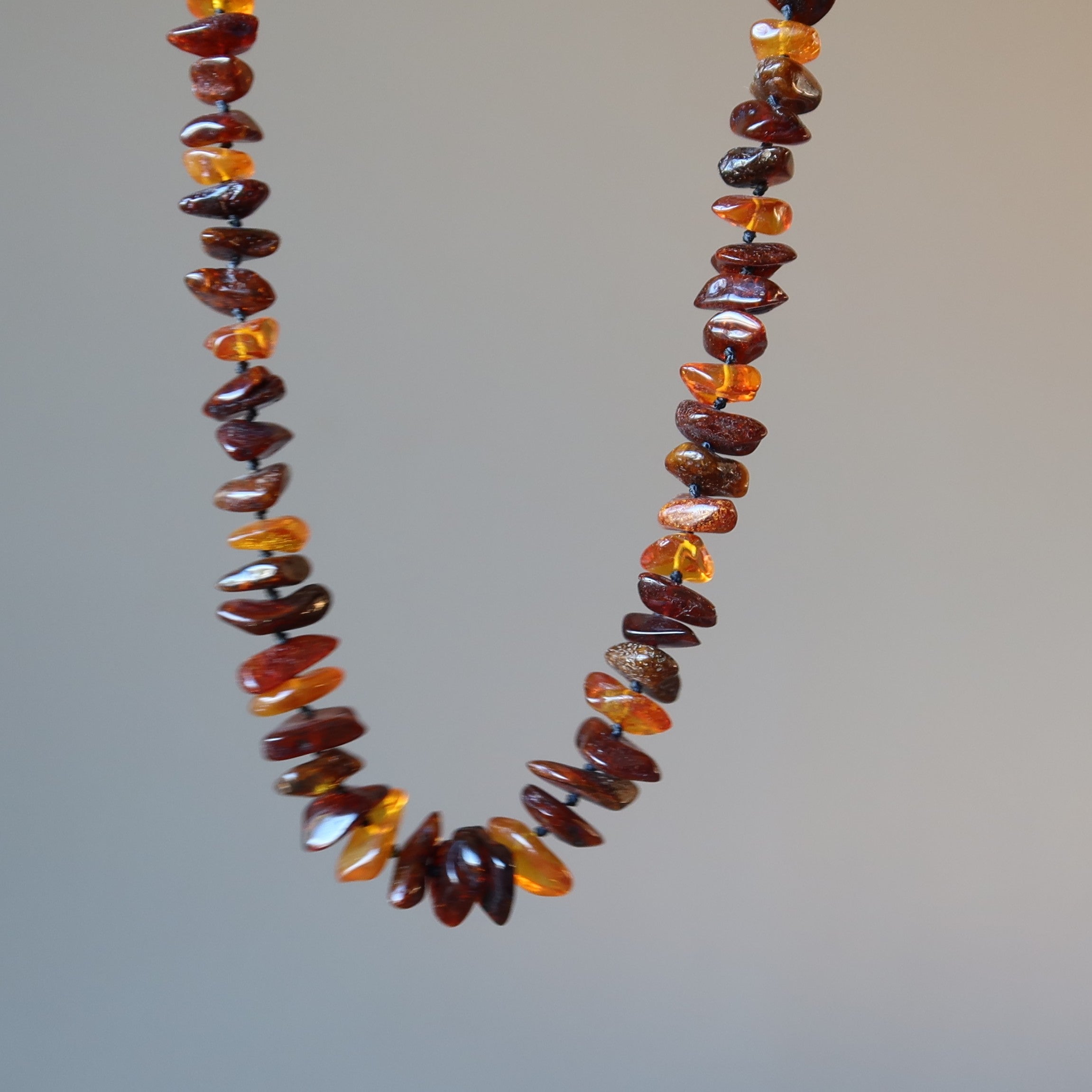 Collier d'ambre rouge chaud, mélangé, noué, gemme de la Baltique