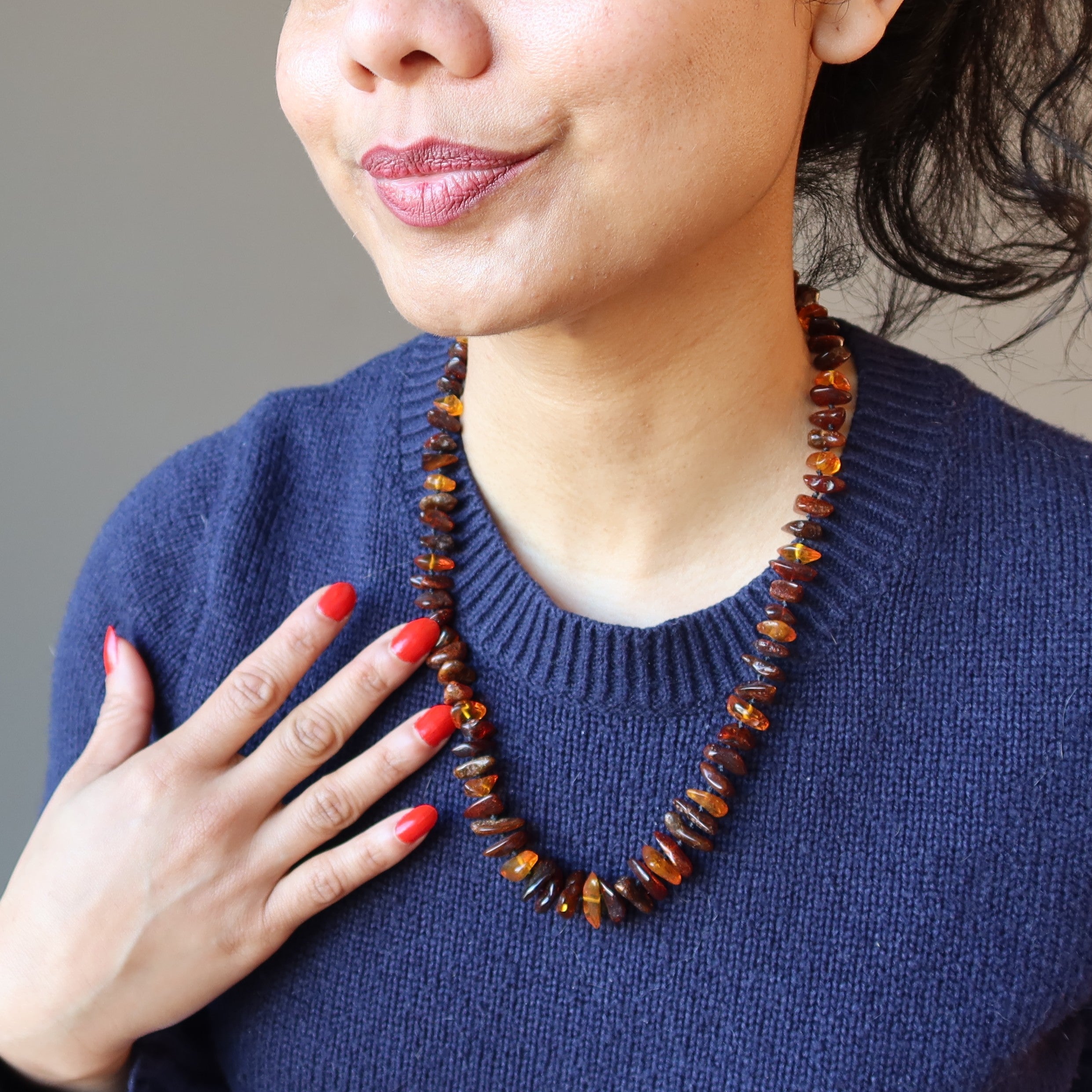 Collier d'ambre rouge chaud, mélangé, noué, gemme de la Baltique