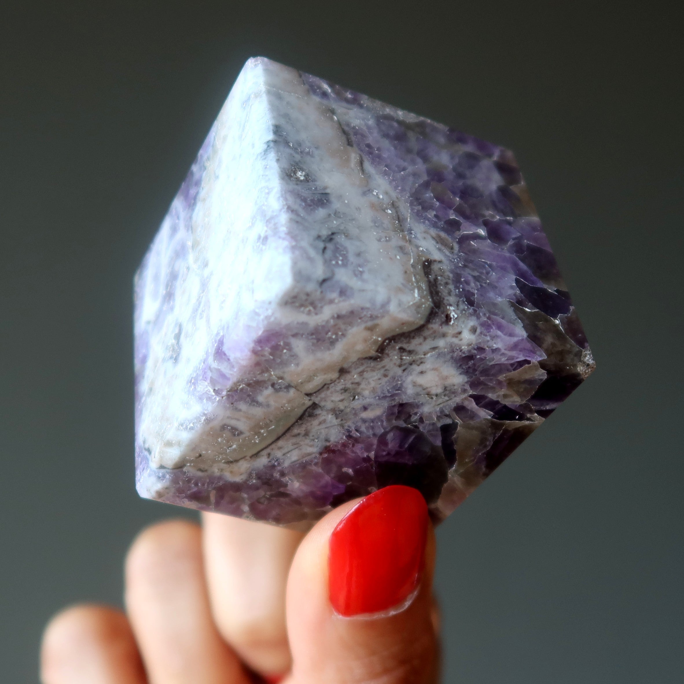 Cristal de méditation violet en cube d'améthyste