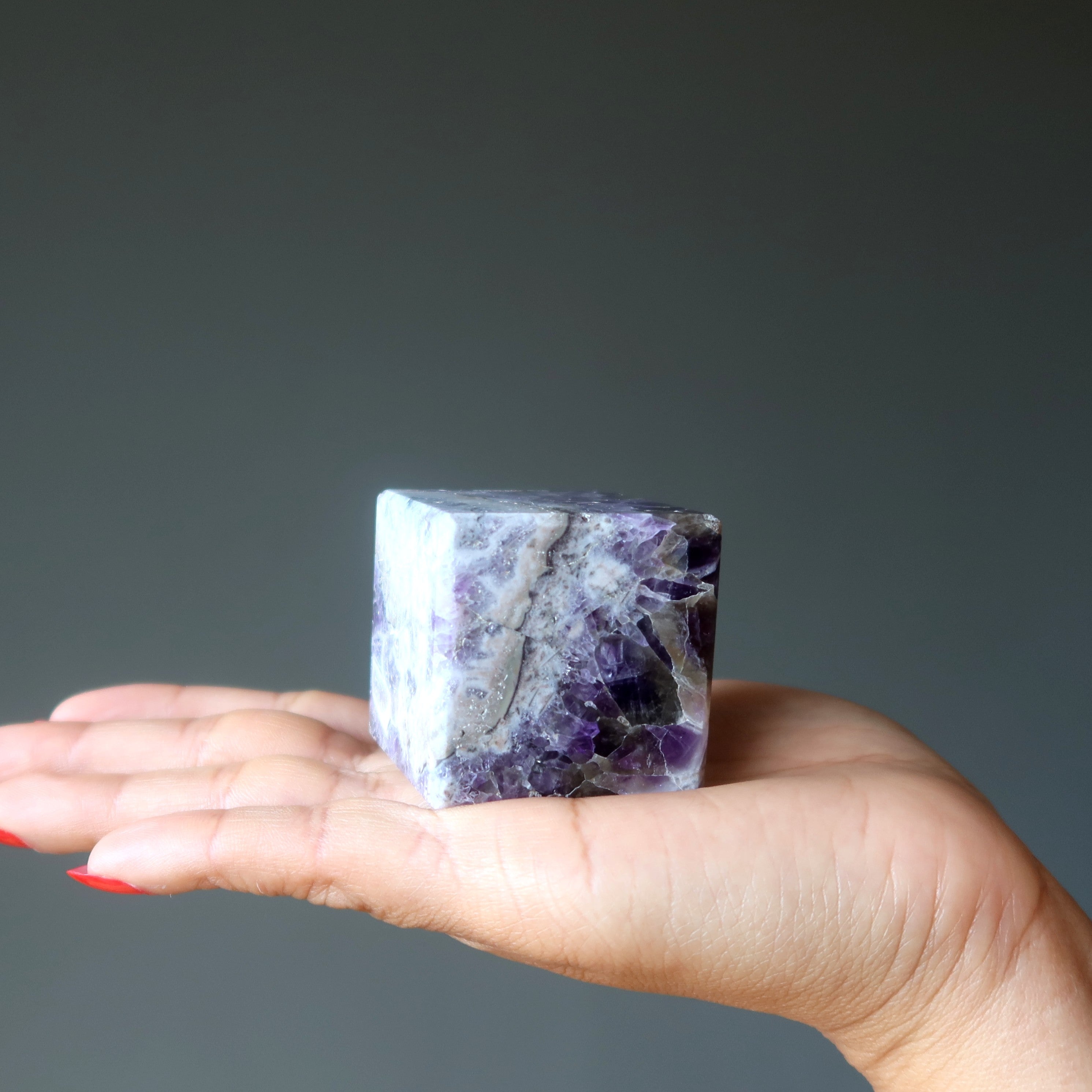 Cristal de méditation violet en cube d'améthyste