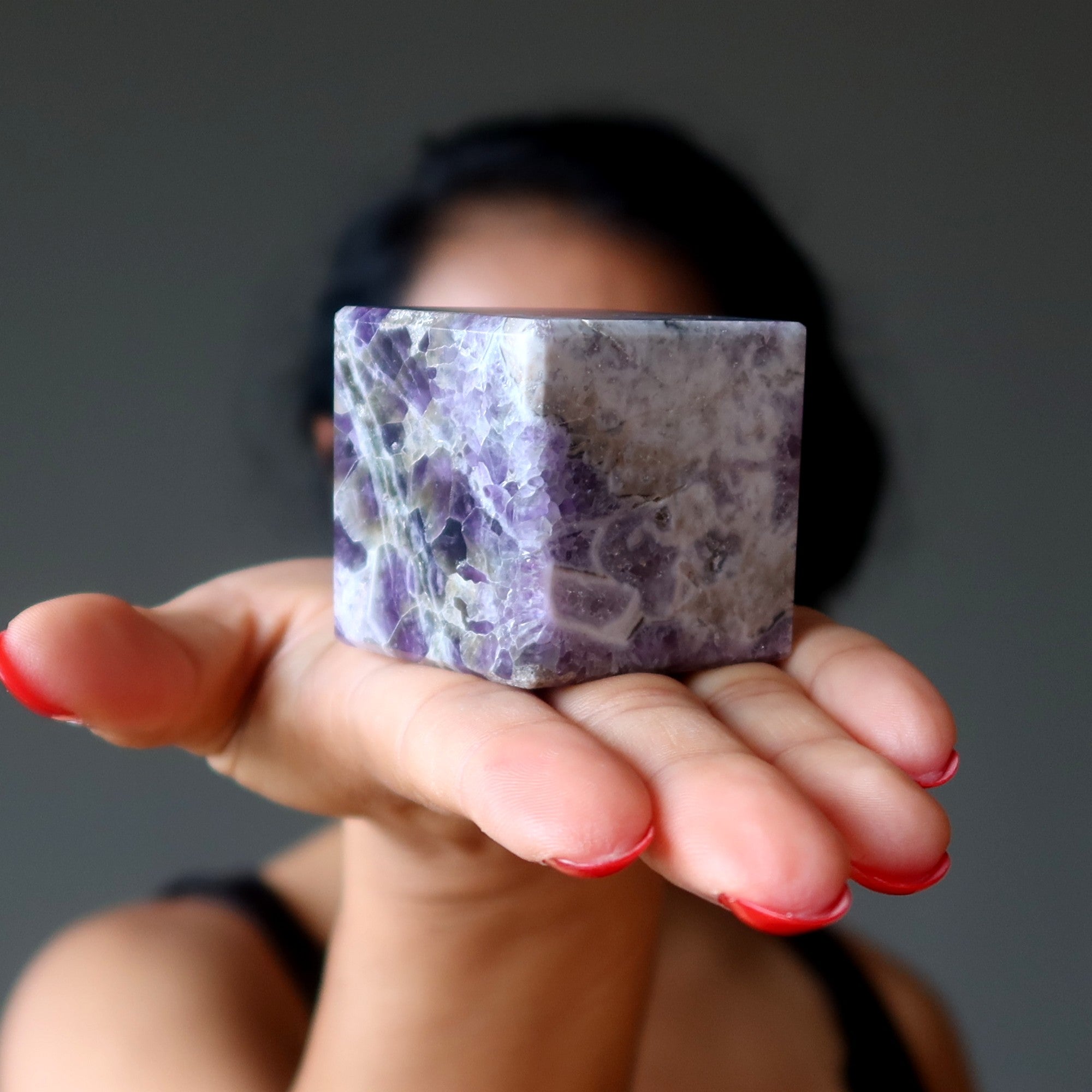 Cristal de méditation violet en cube d'améthyste