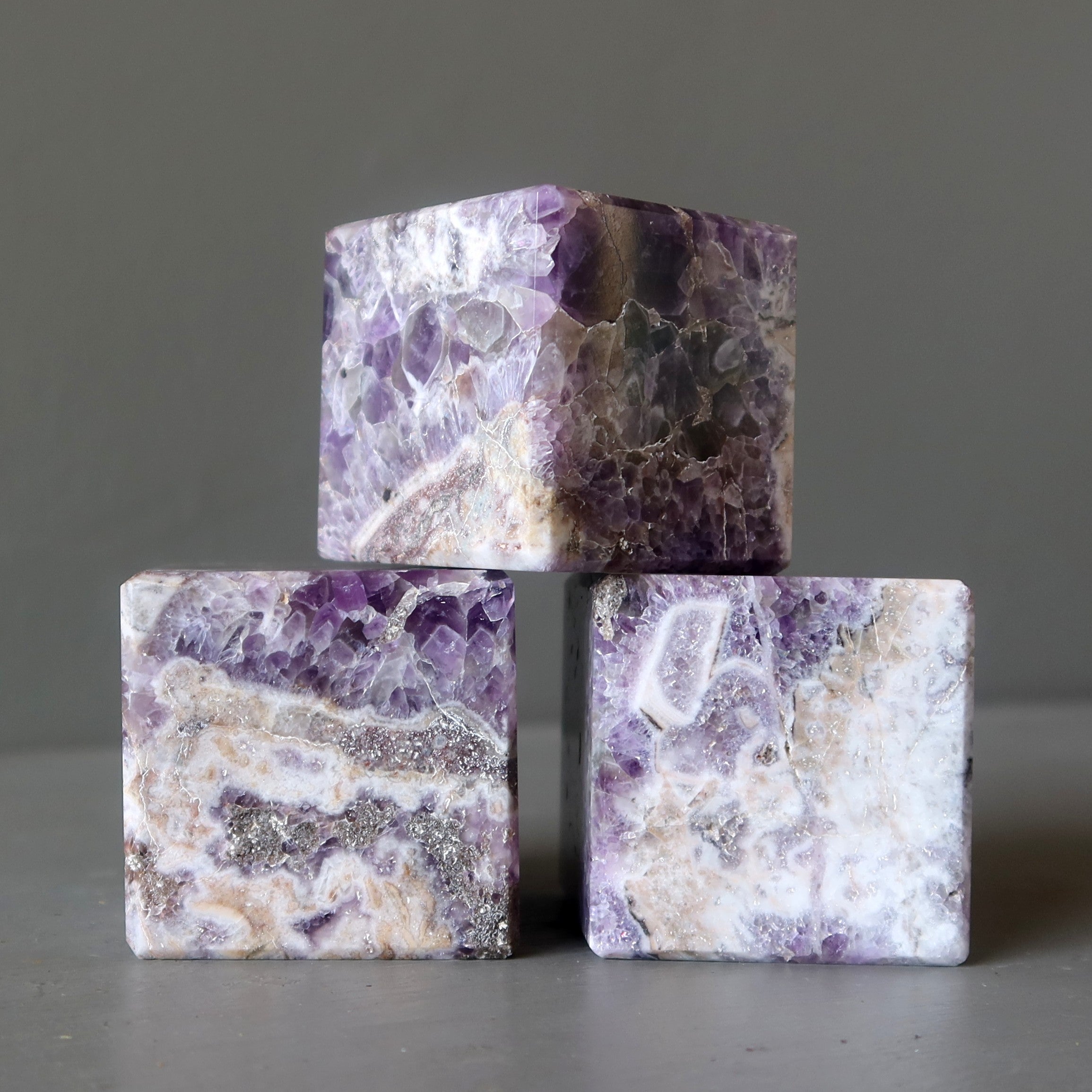 Cristal de méditation violet en cube d'améthyste
