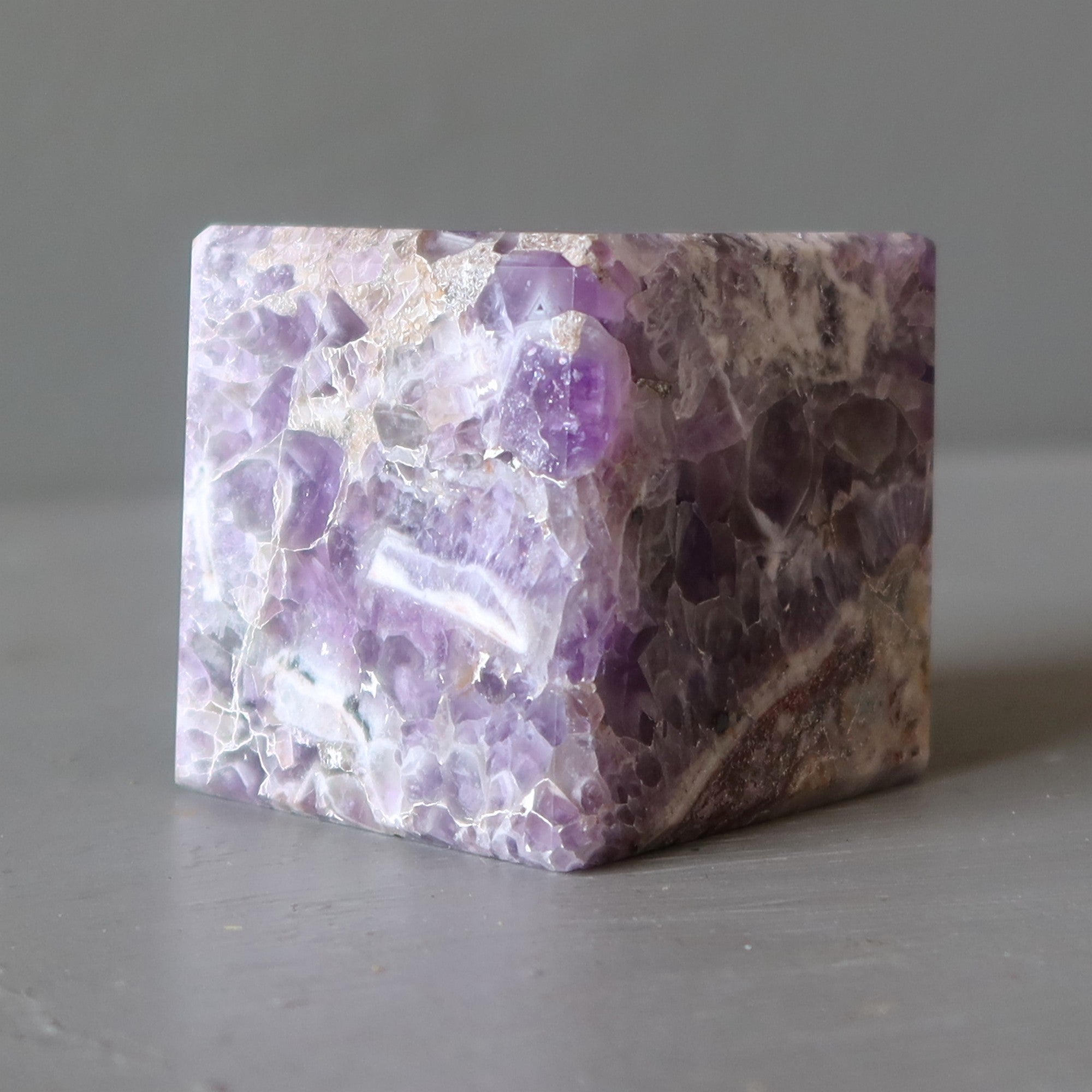 Cristal de méditation violet en cube d'améthyste