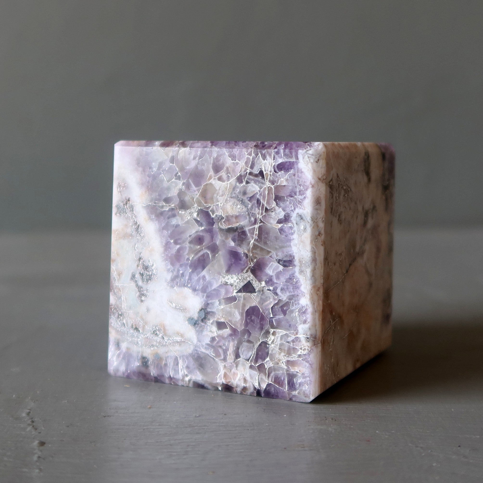 Cristal de méditation violet en cube d'améthyste