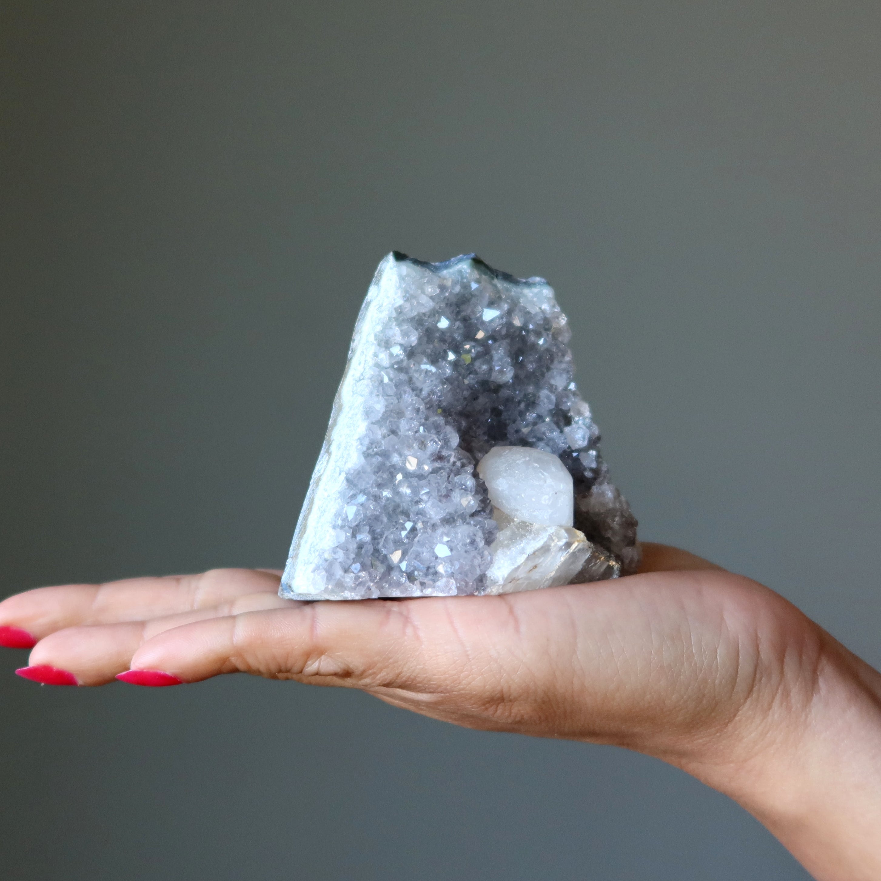 Géode d'améthyste, amas de calcite blanche, éveil de l'âme, 7,6 cm