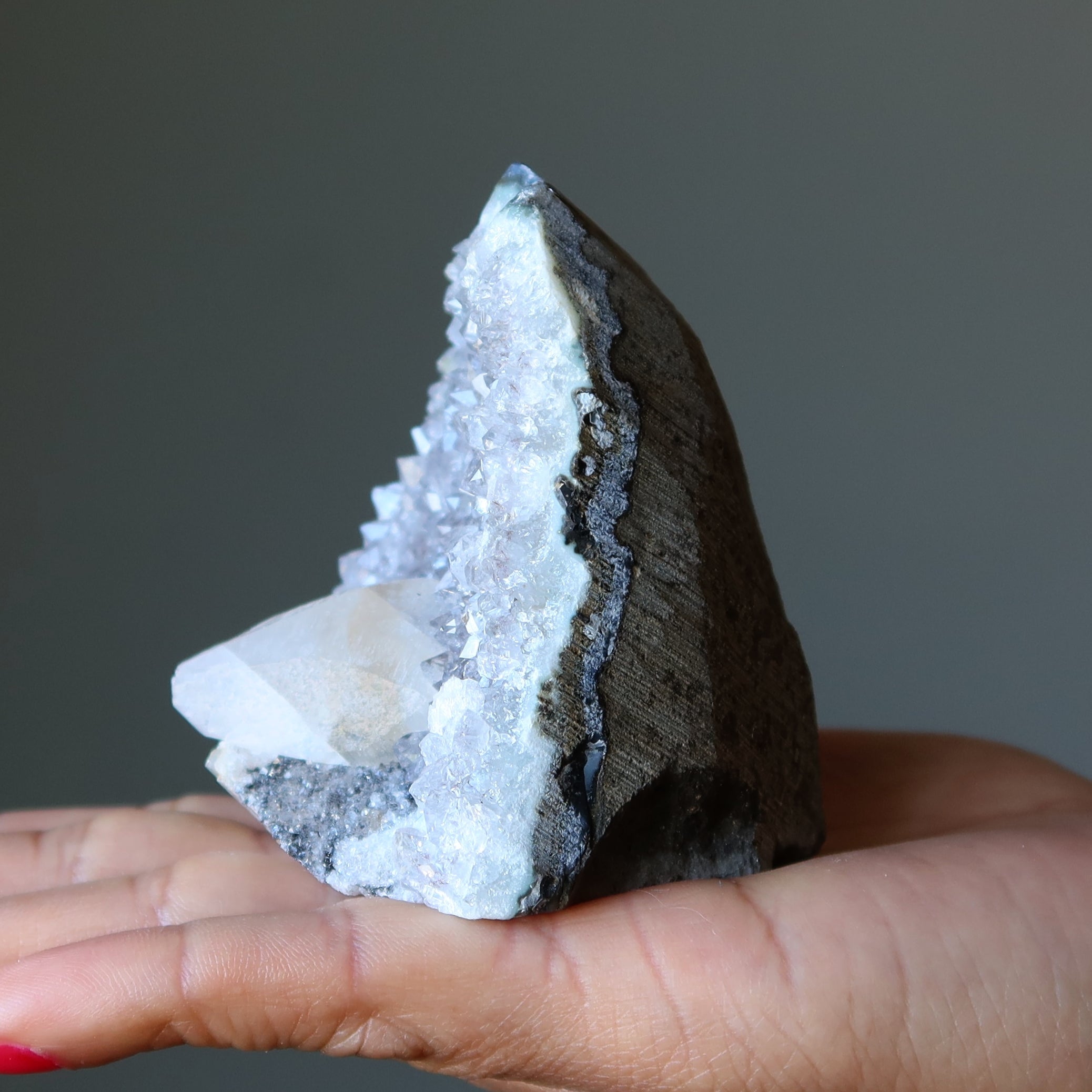 Géode d'améthyste, amas de calcite blanche, éveil de l'âme, 7,6 cm
