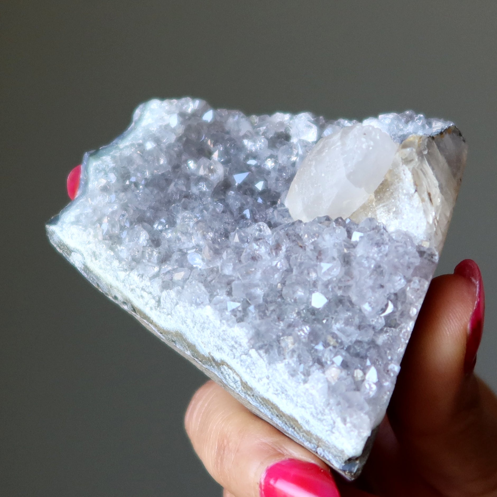 Géode d'améthyste, amas de calcite blanche, éveil de l'âme, 7,6 cm