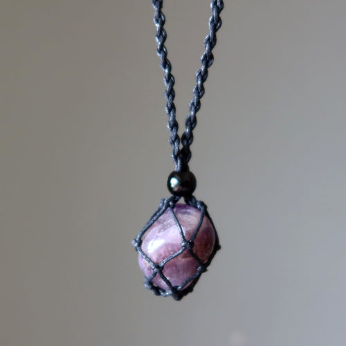 Amethystkette „Hoffnung ist da“ mit Stein und Makramee
