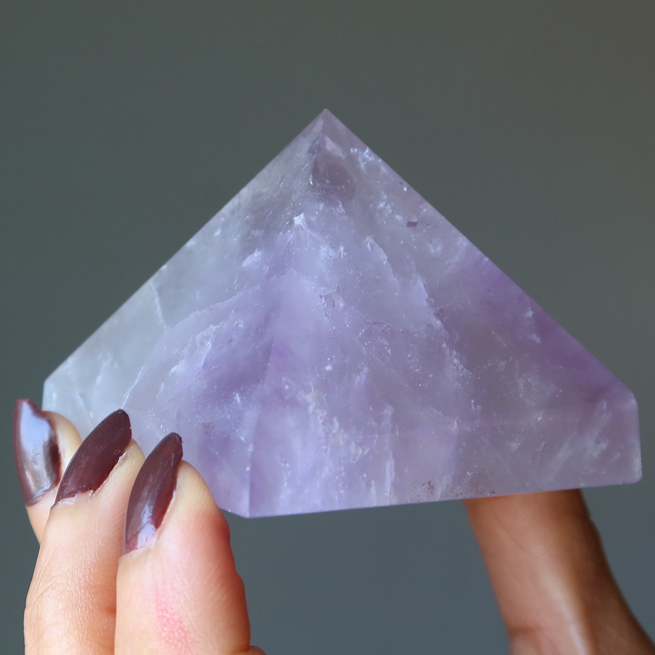 Amethyst-Pyramide, verwundeter Krieger, klar-lila