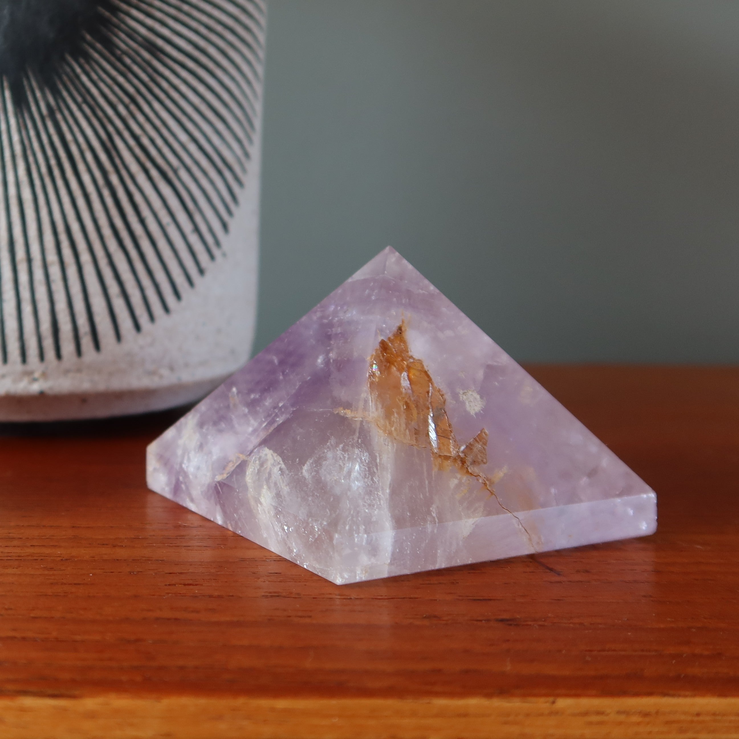 Amethyst-Pyramide, verwundeter Krieger, klar-lila