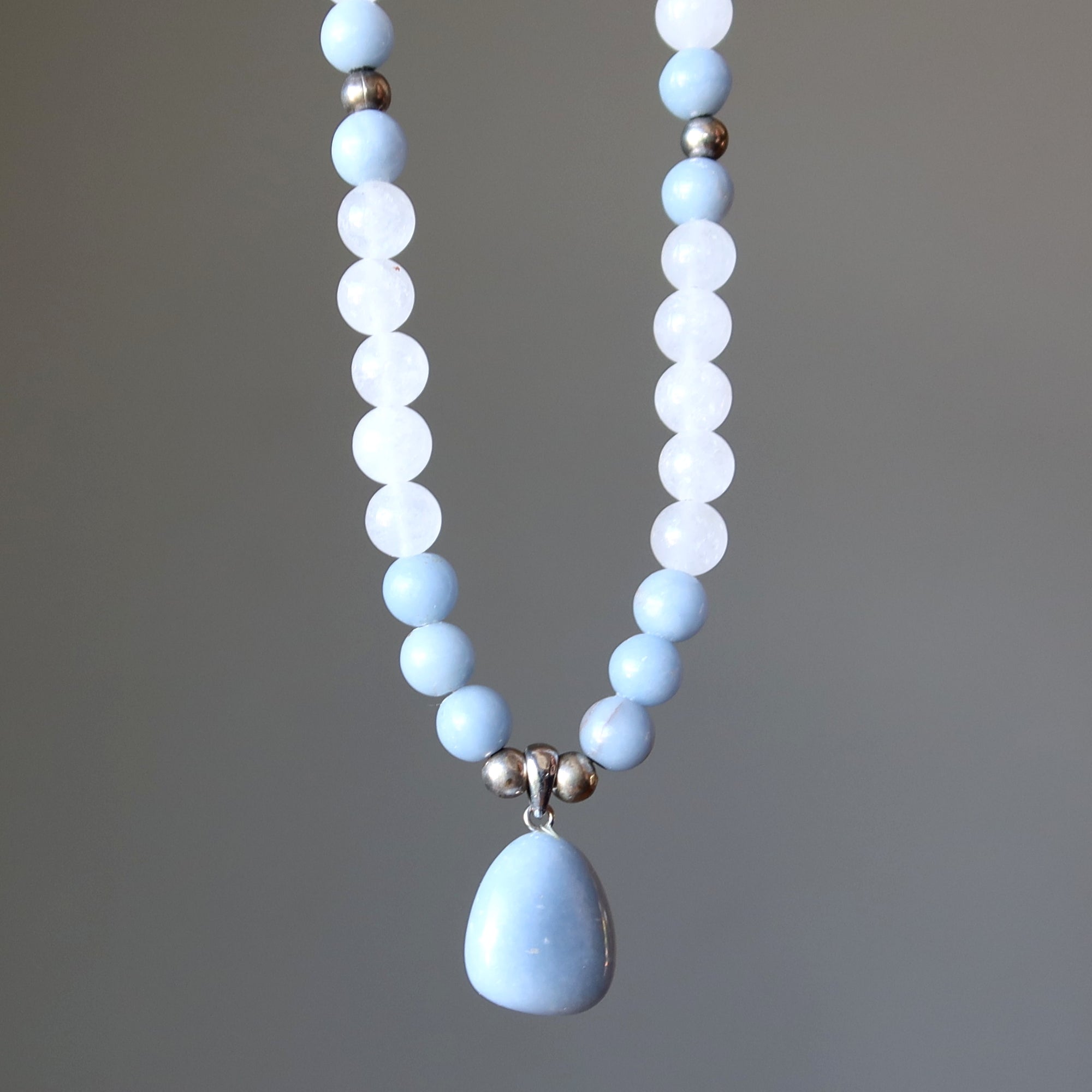 Collier angélite quartz neige gemme bleu glacé blanc