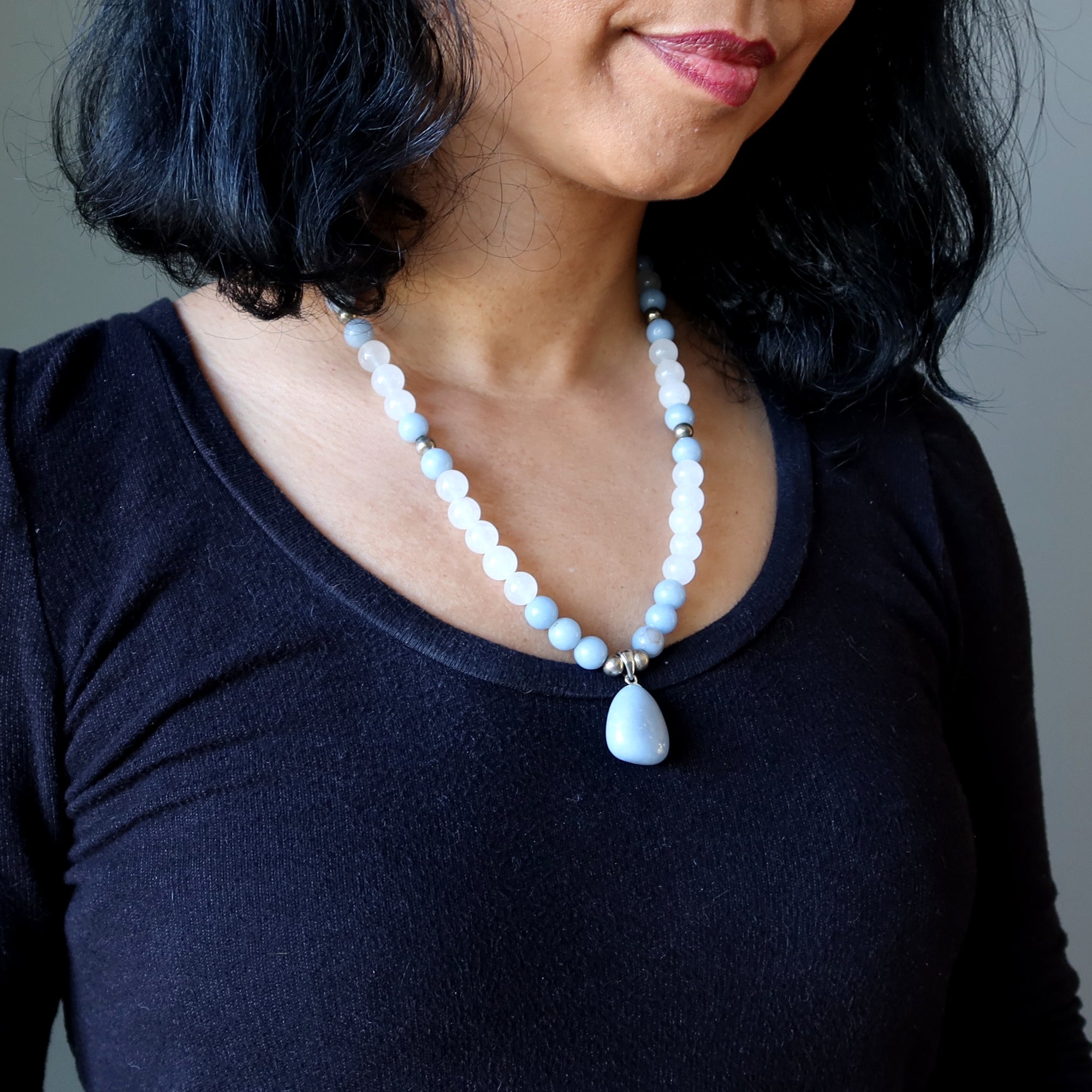 Collier angélite quartz neige gemme bleu glacé blanc