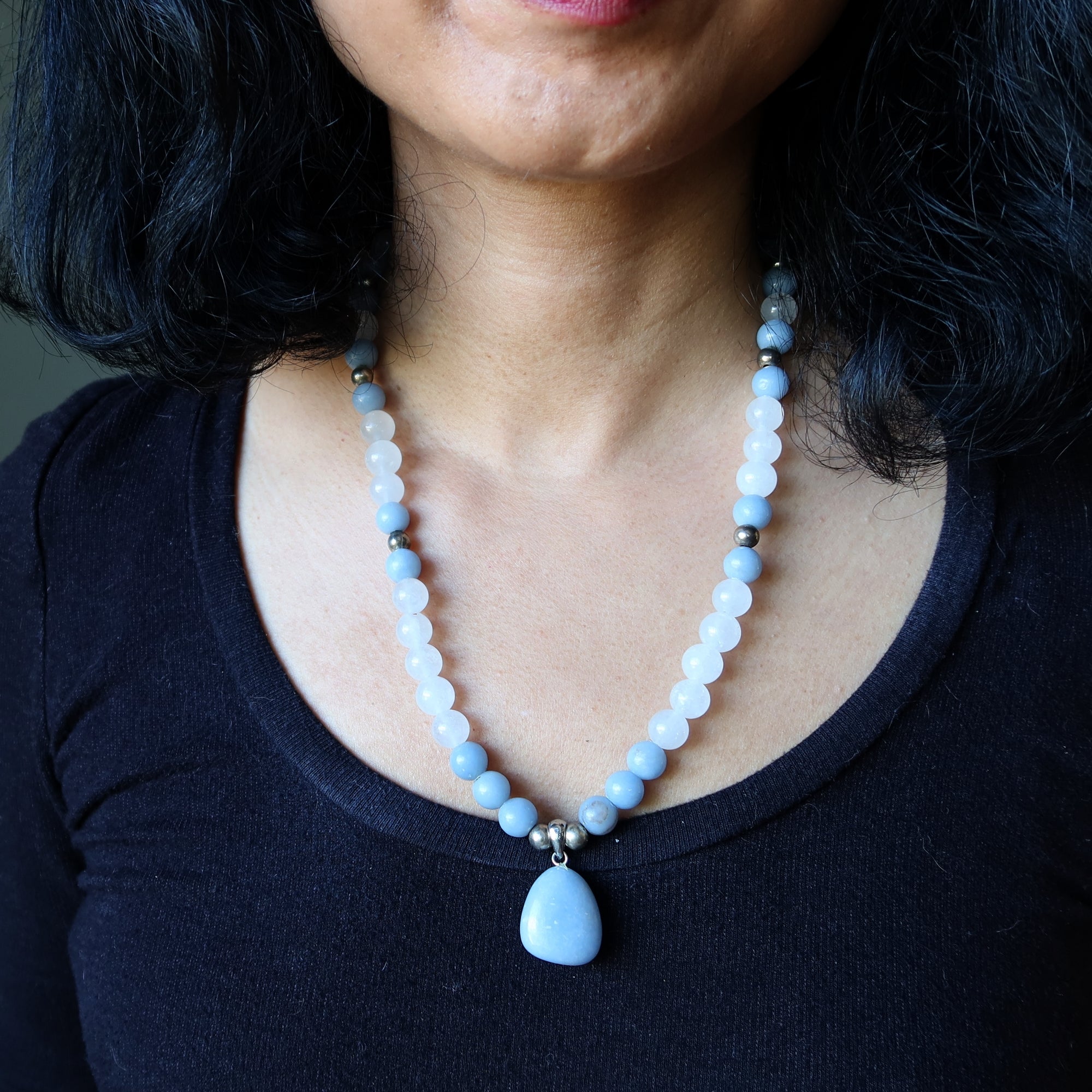 Collier angélite quartz neige gemme bleu glacé blanc