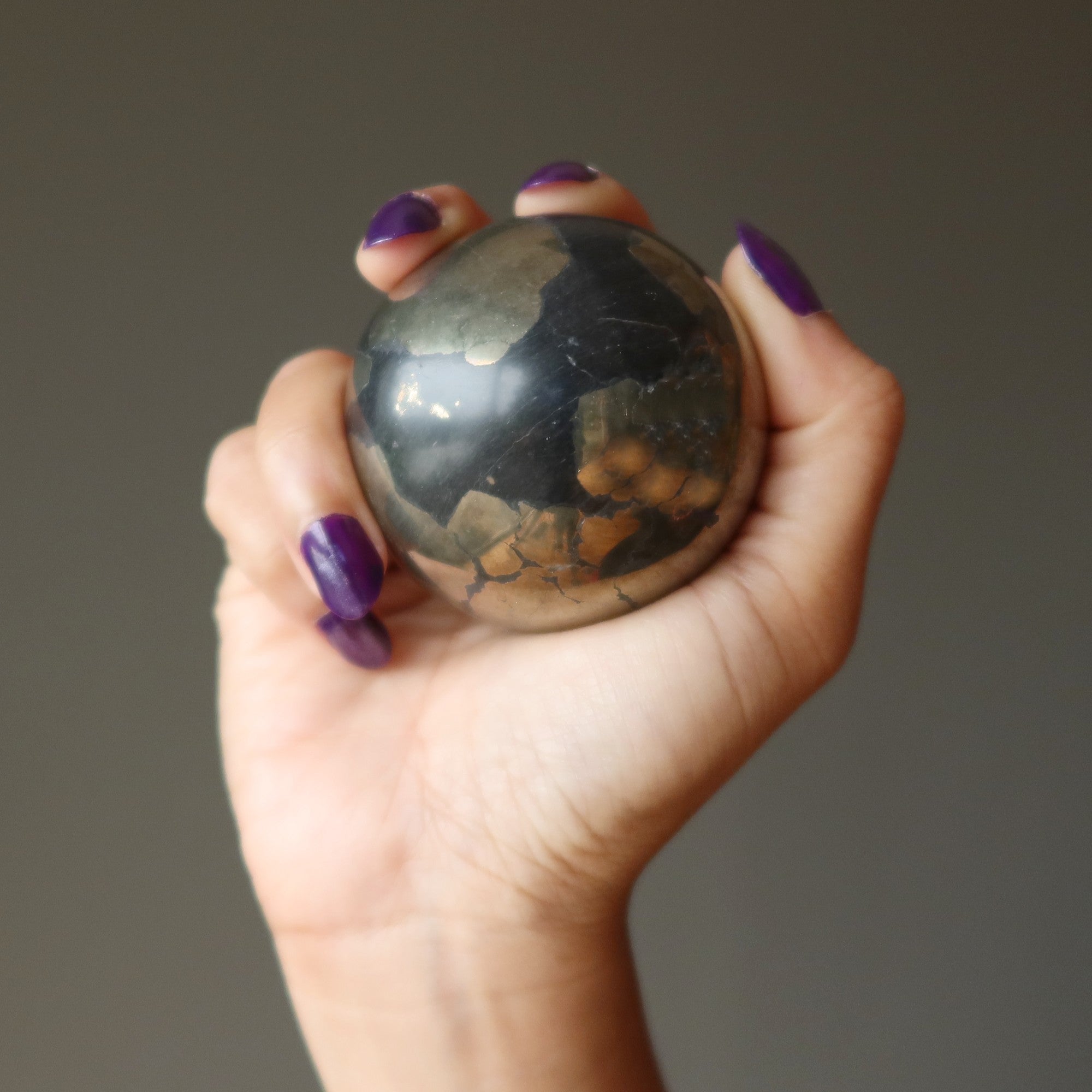 Sphère Apache Gold brillante et chaude en pyrite, boule de cristal
