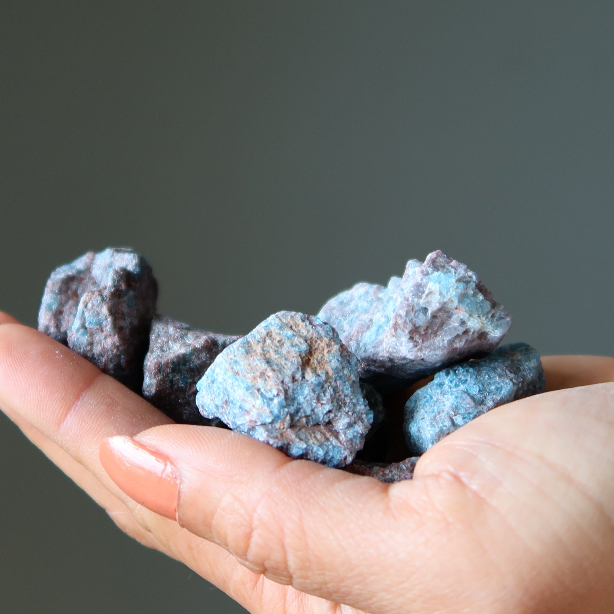 Apatit Rohkristall-Set 8 blaue Hals- & Stirnchakra-Steine