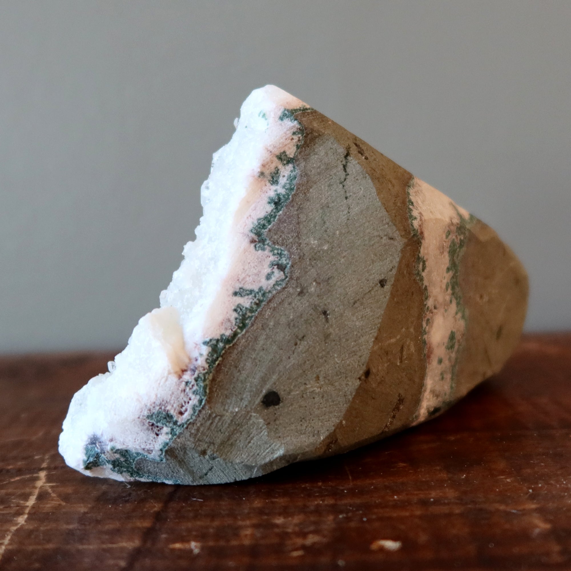 Druse d'apophyllite brillante blanche Paix Pierre dressée 5,5 pouces