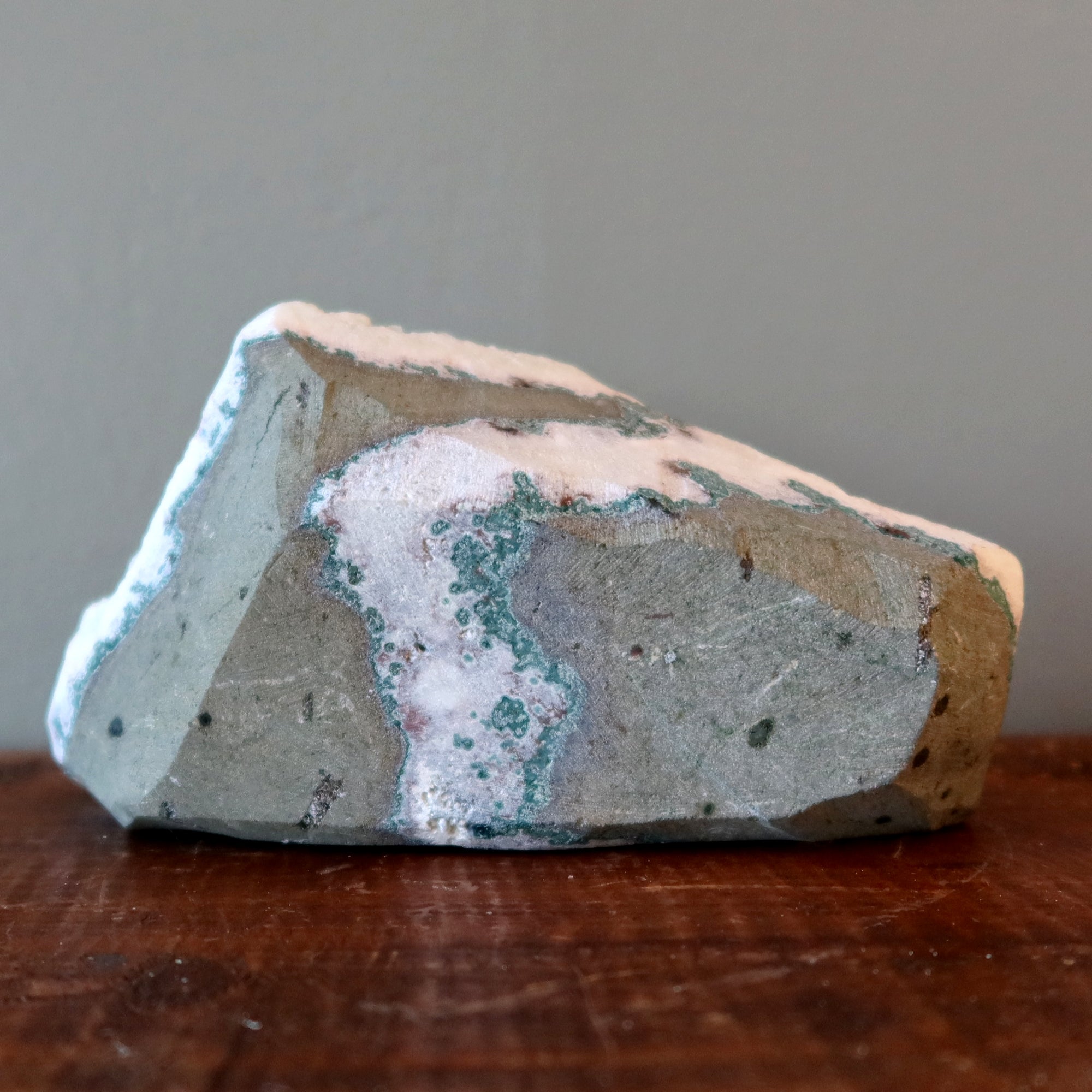 Druse d'apophyllite brillante blanche Paix Pierre dressée 5,5 pouces