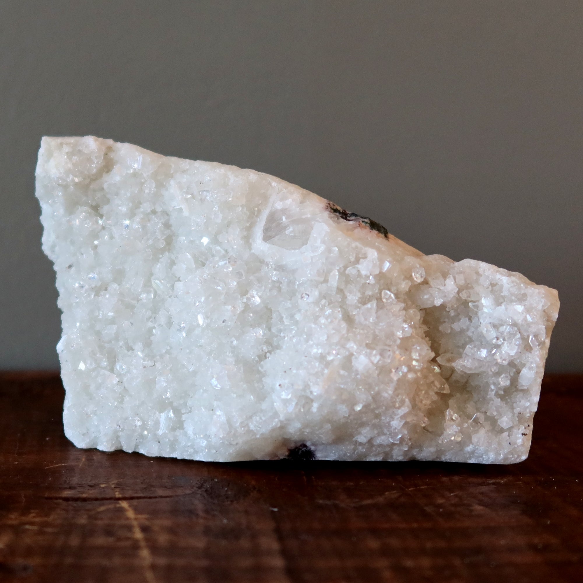 Druse d'apophyllite brillante blanche Paix Pierre dressée 5,5 pouces