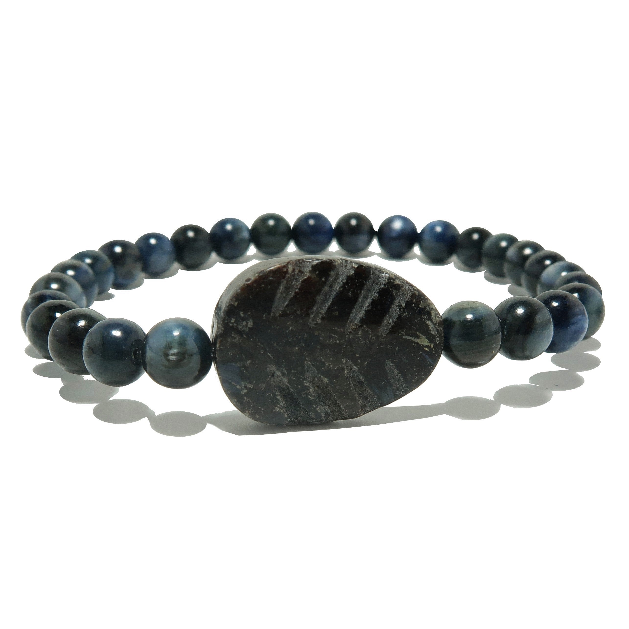 Kyanit Armband Blaue Edelsteinperlen & schwarzer Arfvedsonit-Blatt