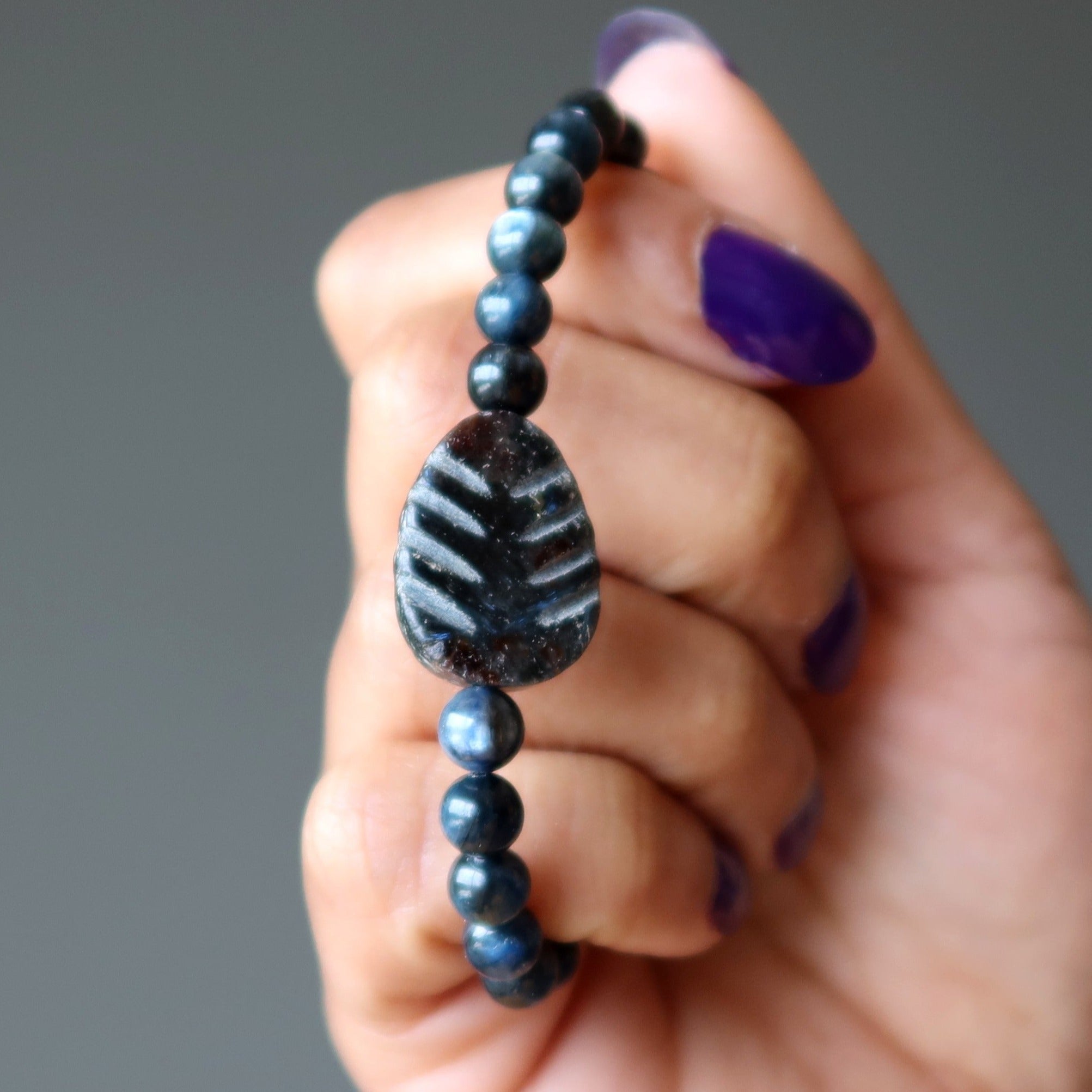 Kyanit Armband Blaue Edelsteinperlen & schwarzer Arfvedsonit-Blatt