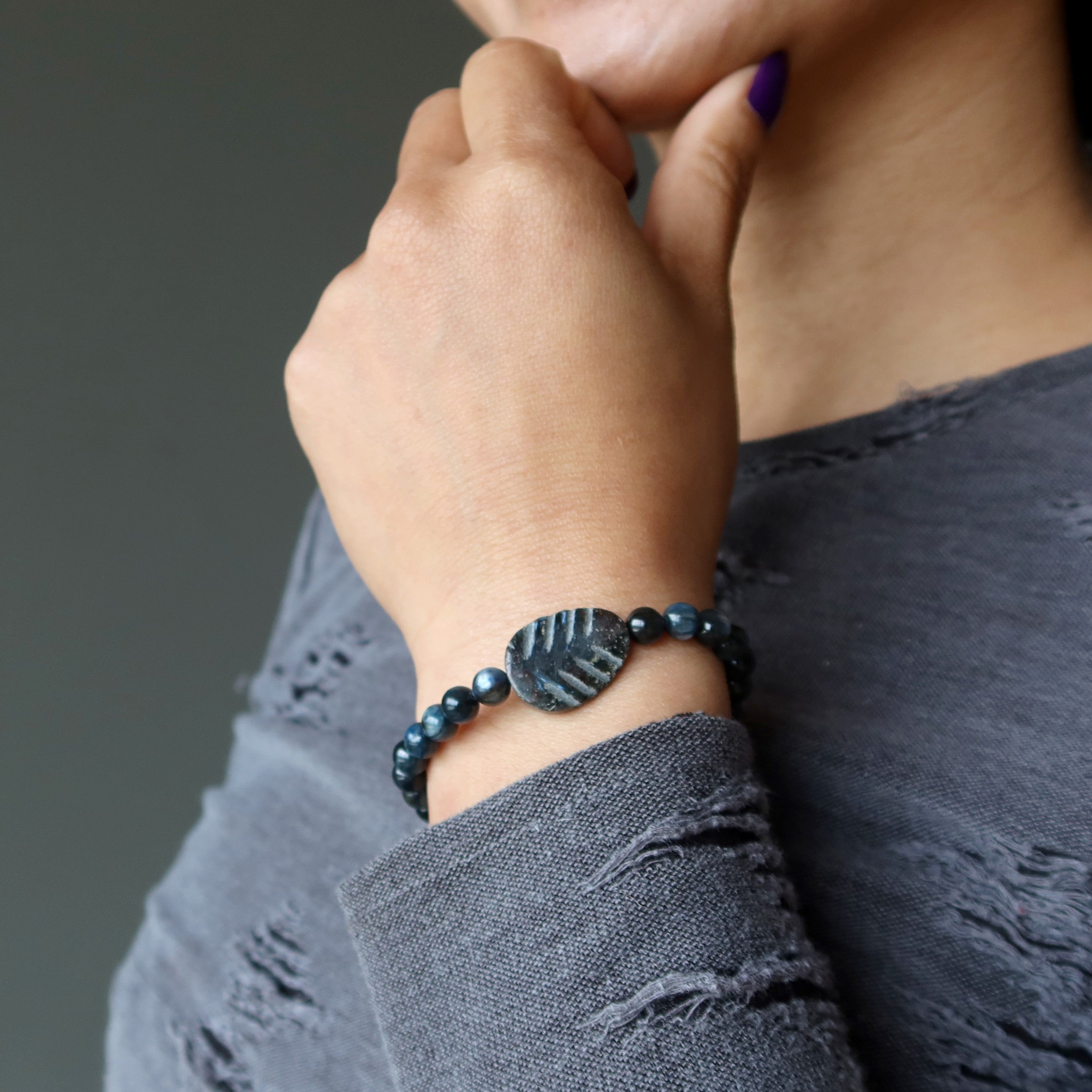Kyanit Armband Blaue Edelsteinperlen & schwarzer Arfvedsonit-Blatt