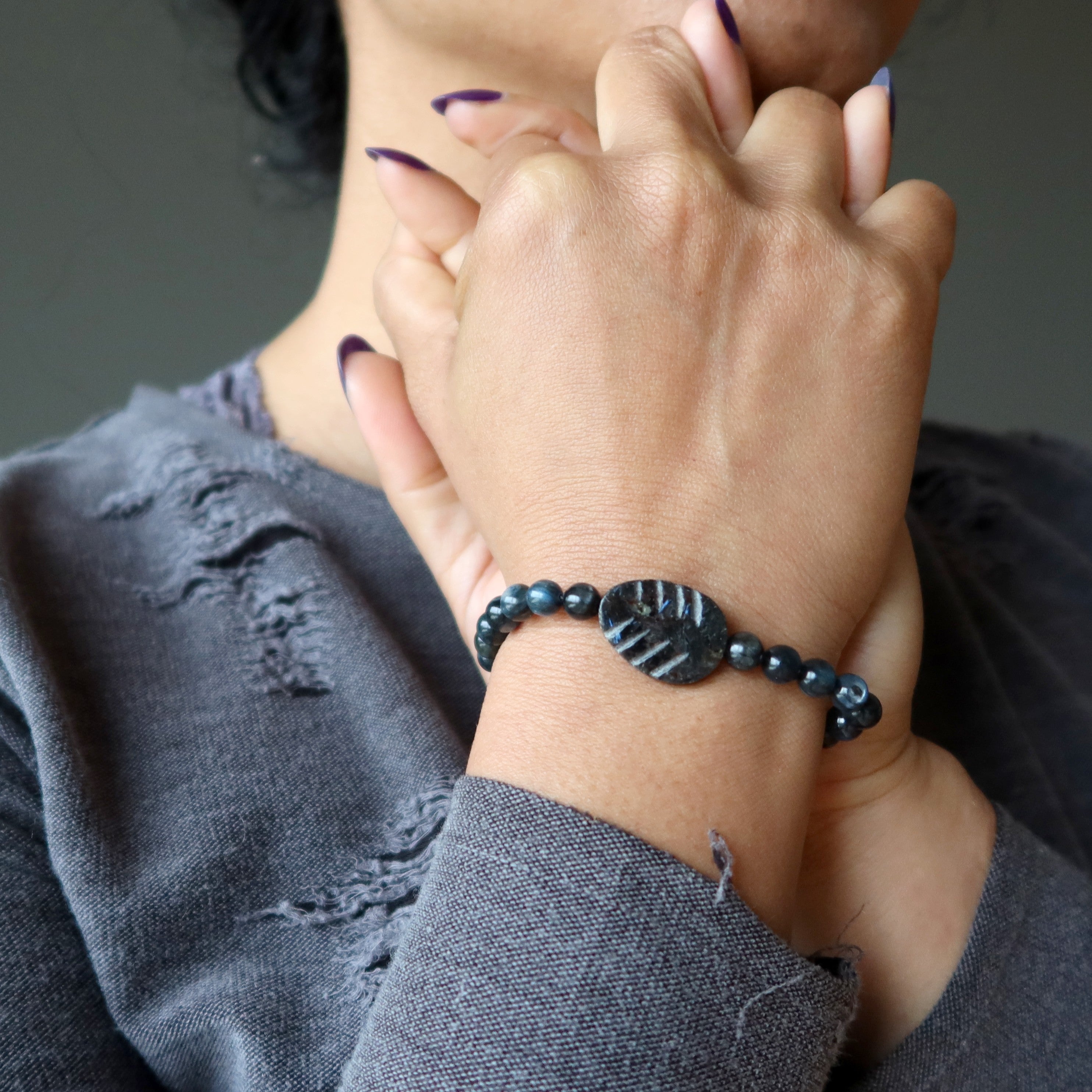 Kyanit Armband Blaue Edelsteinperlen & schwarzer Arfvedsonit-Blatt